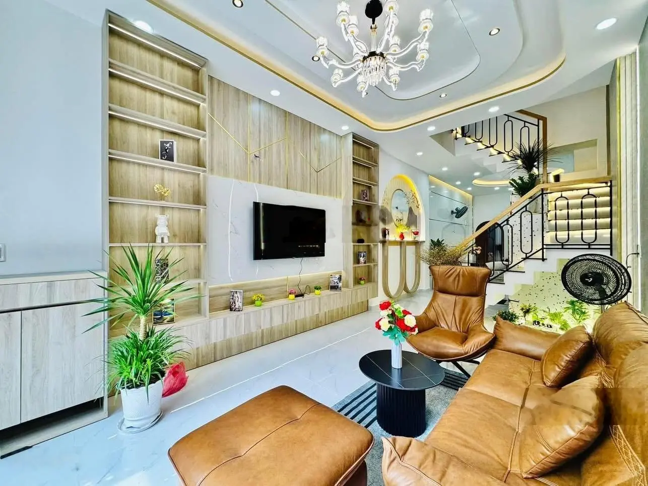 Cô chú chủ nhà cần bán nhà Võ Thị Sáu, Q3, sẵn HĐ thuê KD tốt 18tr/th, 72m2, sổ hồng riêng