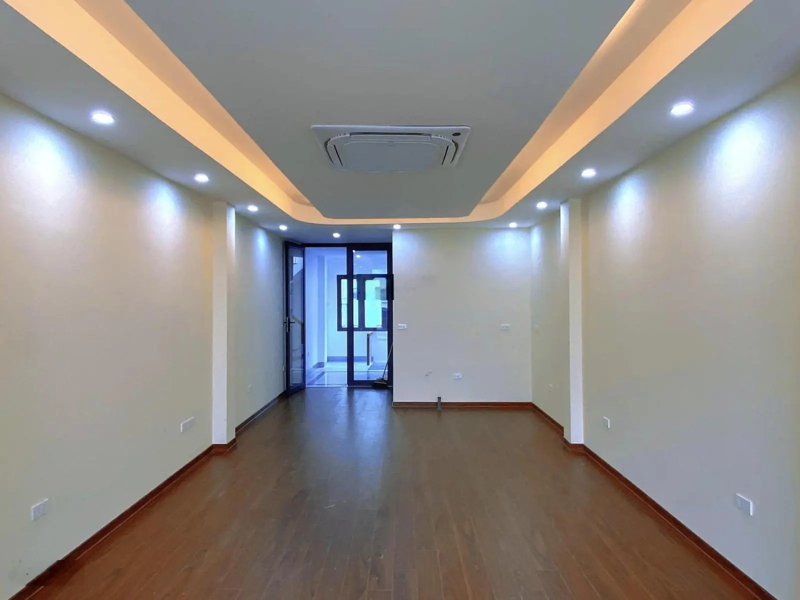 Bán nhà phân lô Chùa Láng, Đống Đa 61m2 x 7 tầng - oto tránh - thang máy - nhà mới - thông sàn