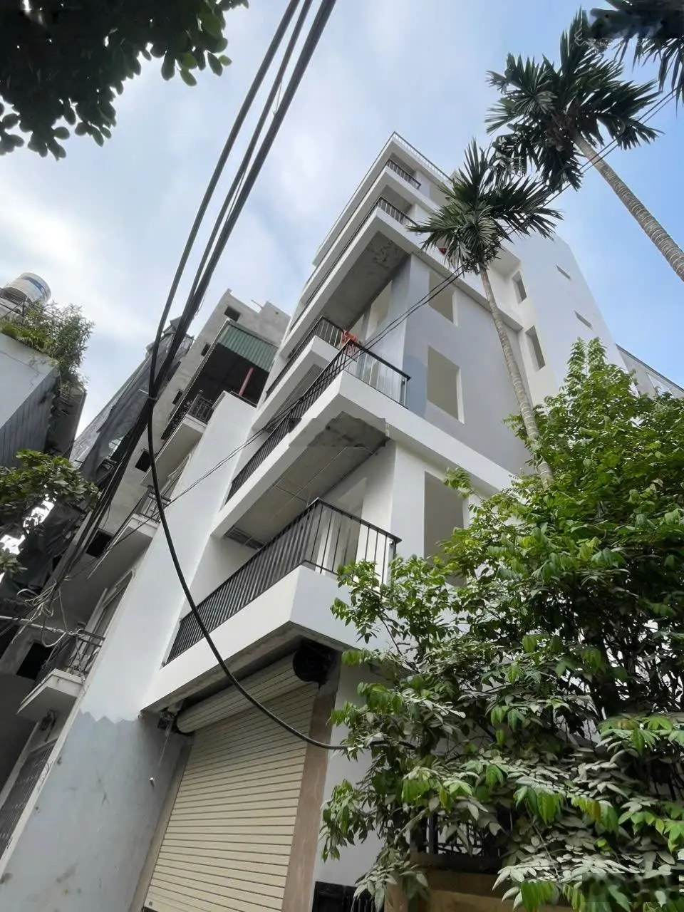 Lạc long quân 51m 7tầng thang máy mt 5.7m lô góc 2 mặt thoáng ô tô 7 chỗ vào thoải mái móng 10 tầng