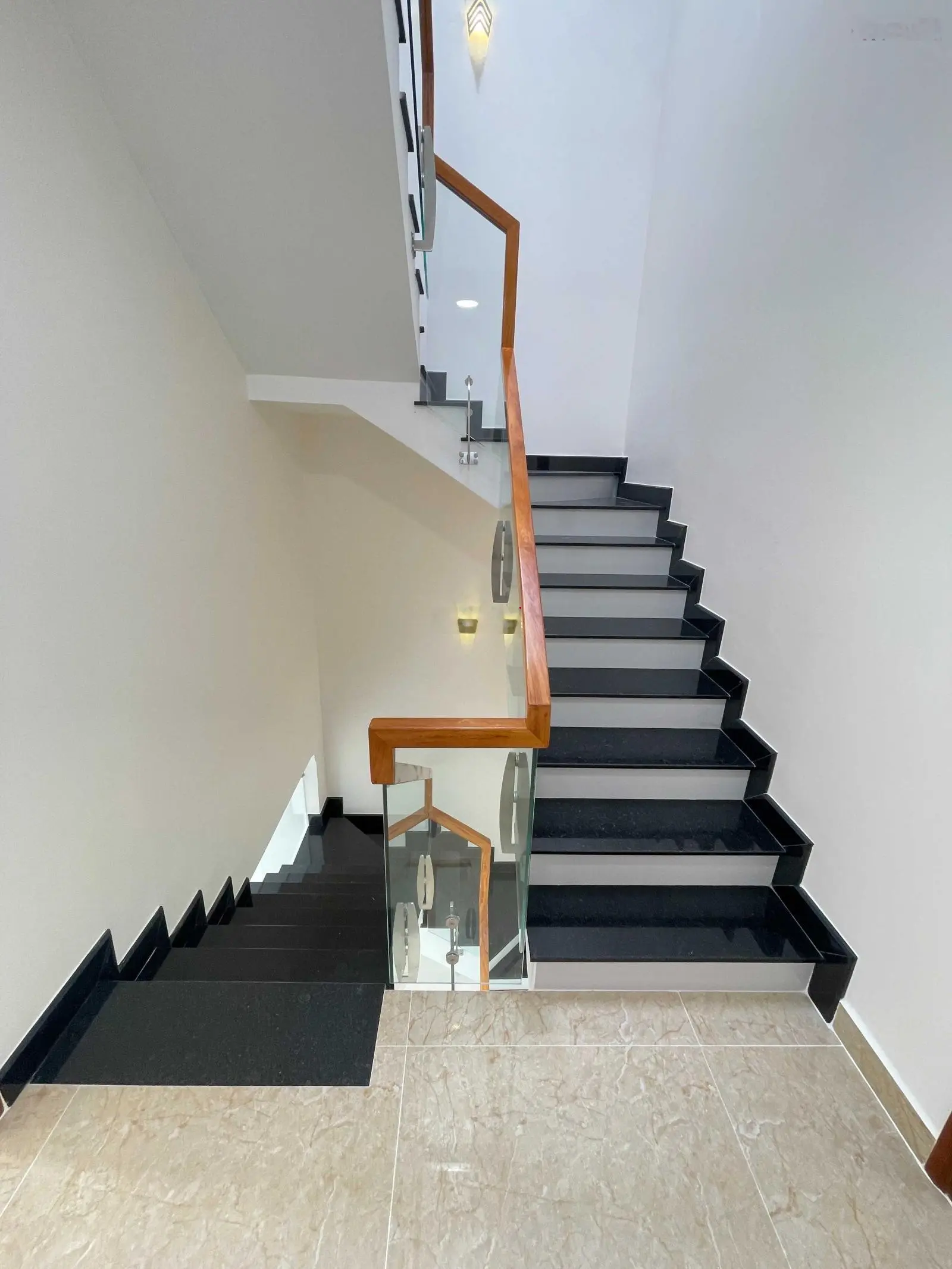 Nhà cực đẹp trong khu đồng bộ ven Sông Sài Gòn, Liền kề Vạn Phúc, 60m2 (nở hậu), Nhà mới sổ riêng