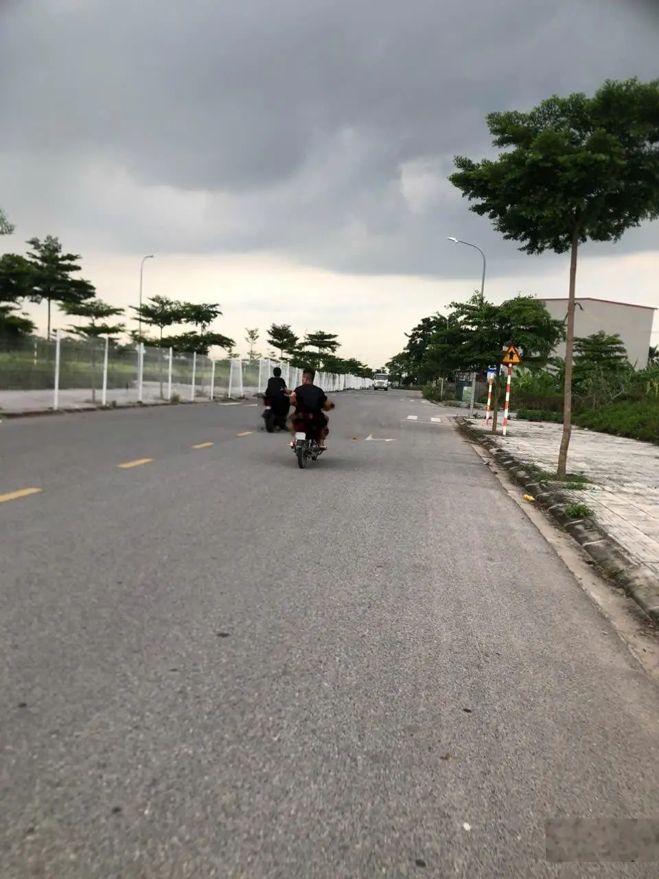 Vị trí đẹp nhất tại khu đô thị Vườn Hồng - Đồng Kỵ. View biệt thự và hồ điều hòa. DT rộng 100m2