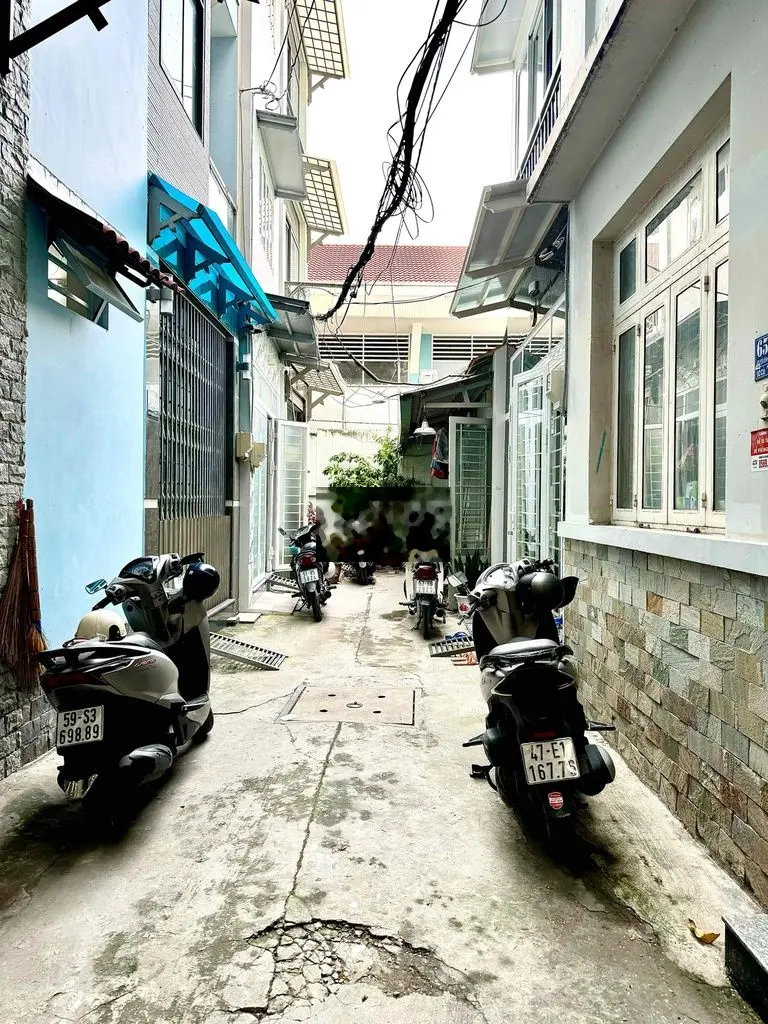 nhà giáp khu Phan Xích Long