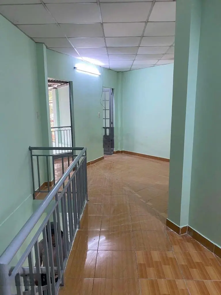 Chỉ 3,4 tỷ TL, nhà: Quận 2, MT đường ôtô thông, 2 tầng Btct kiên cố, DT: 87,8m2 ngang 4.9m, nở hậu