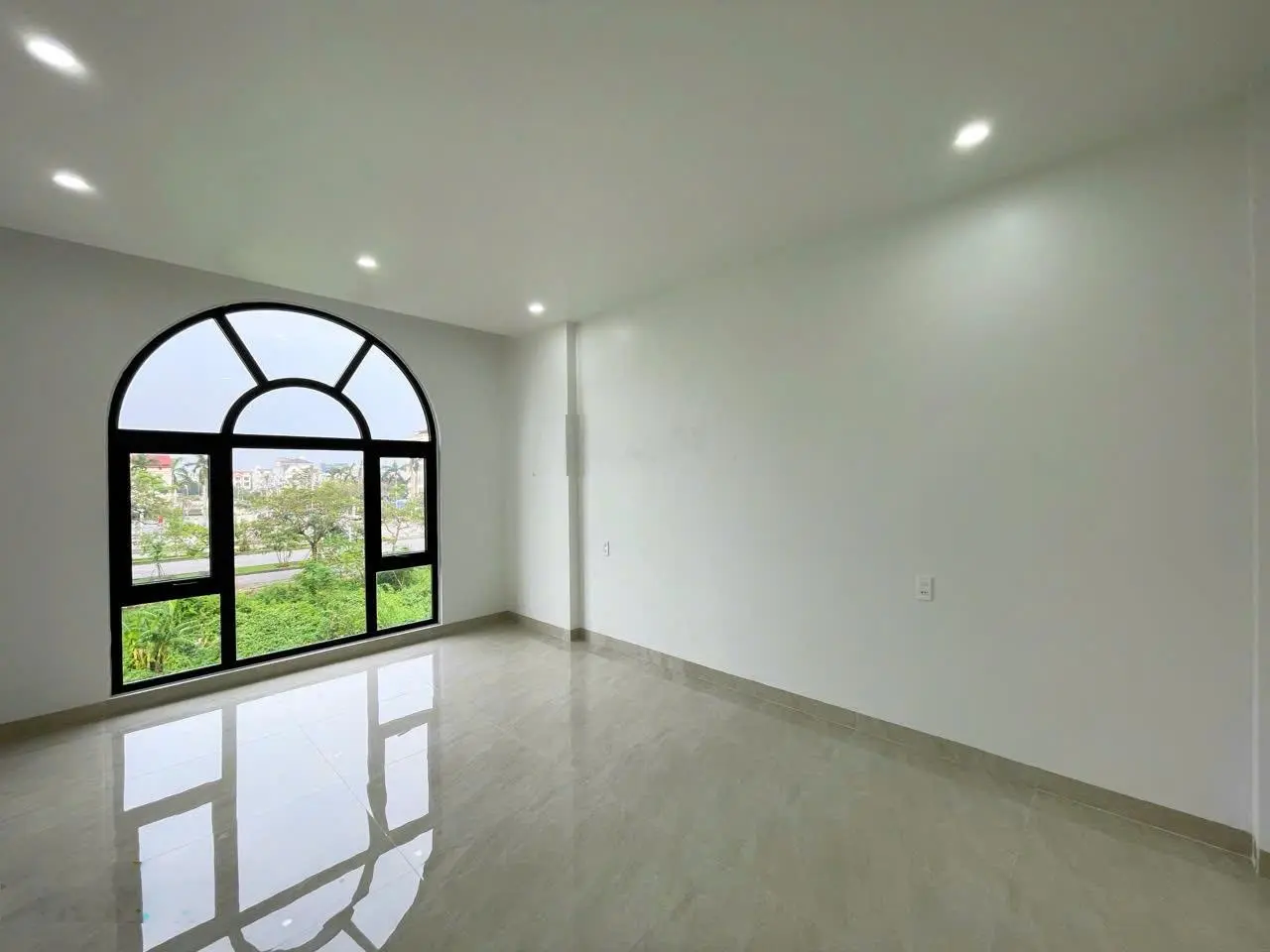 Bán Nhà 4 tầng thang máy tuyến 2 Lê Hồng Phong
