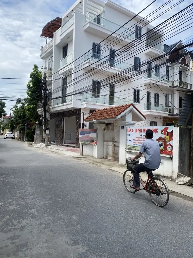 nhà kinh doanh sầm uất, đường thông,2 ô tô tránh nhau tại Trang Quan.