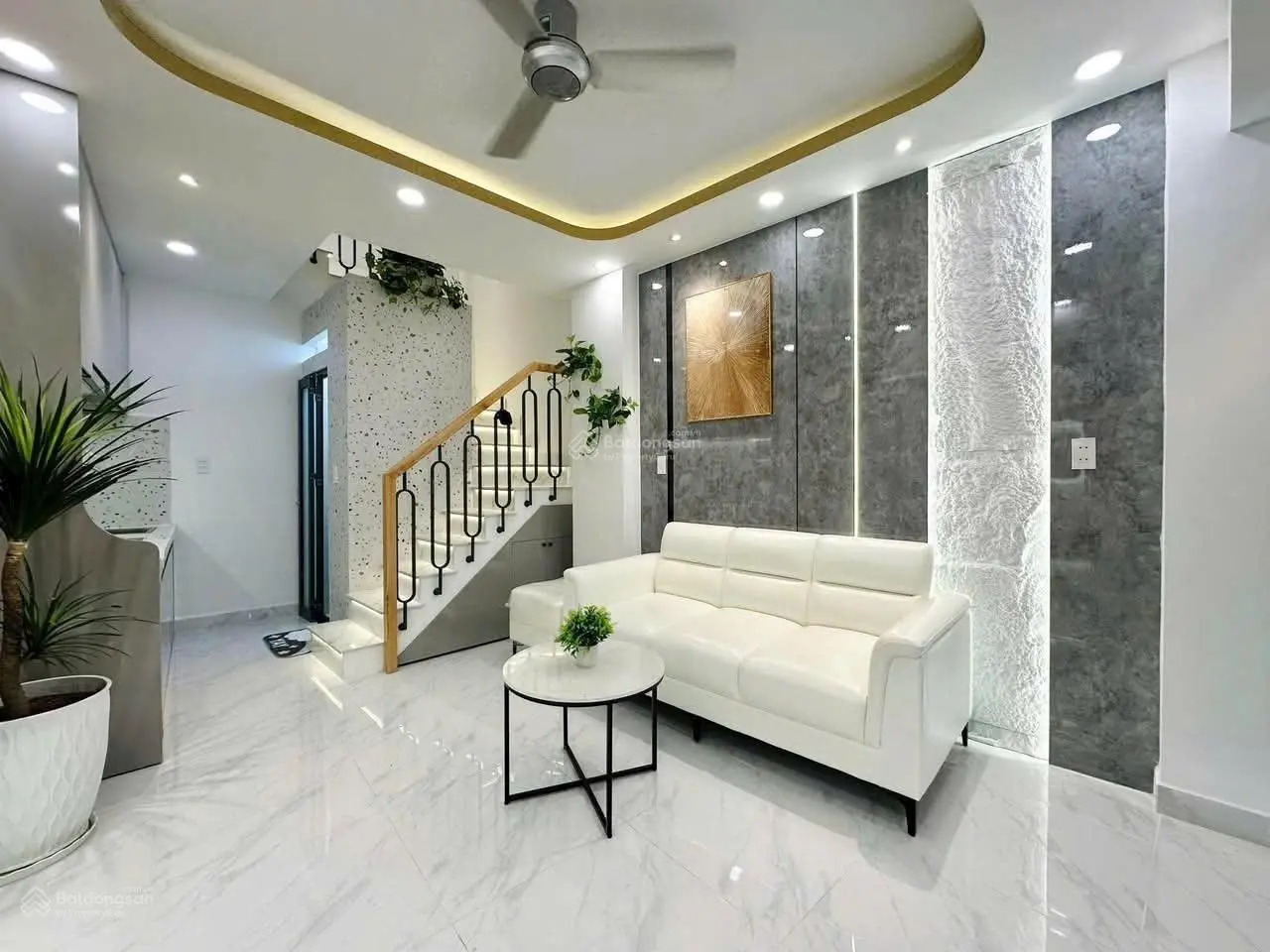 Nhà hxh Nguyễn Trọng Tuyển, 2,15 tỷ, 52 m2, 4PN, 4WC, đẹp, nhiều tiện ích. Shr sang tên ngay
