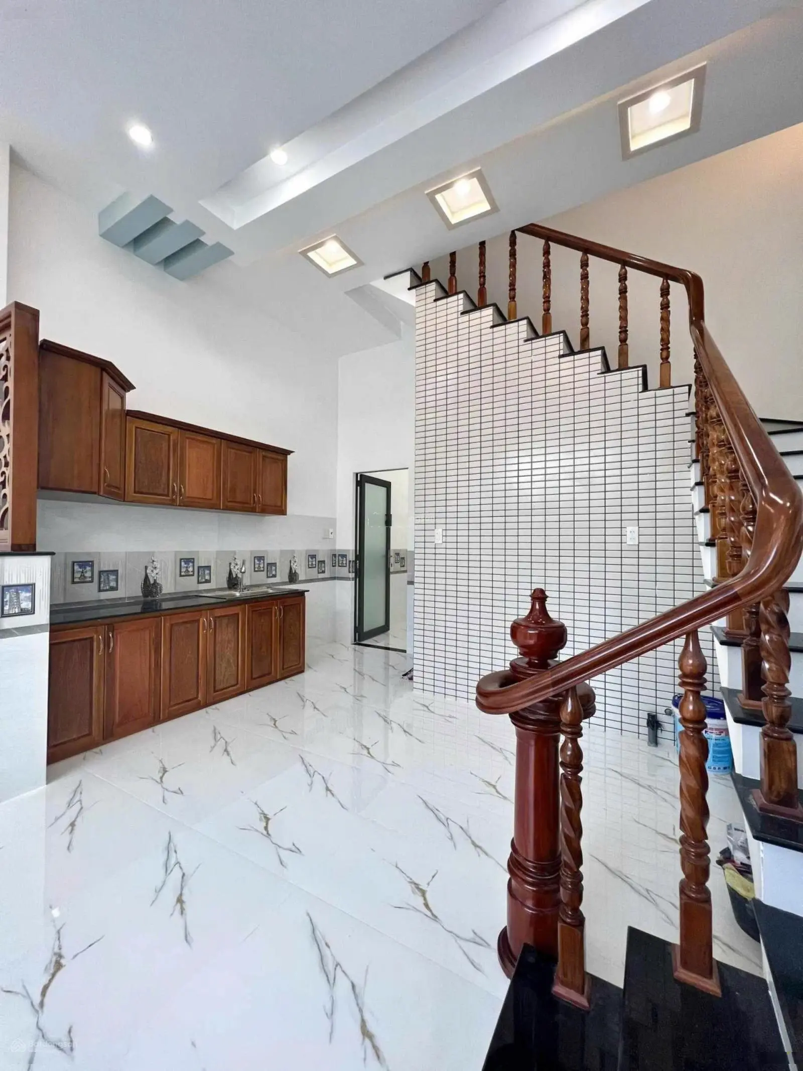 Bán nhà lầu mới 100% có 3 phòng ngủ oto đậu trước nhà sổ hồng hoàn công kế bên chợ Bình Thuỷ