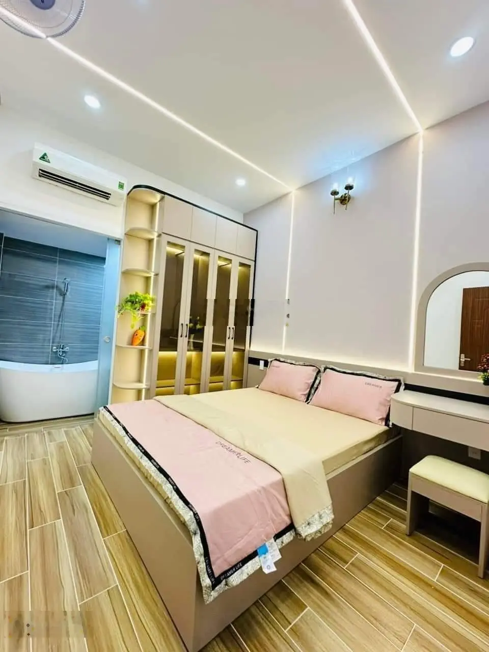 Kẹt tiền bán gấp nhà đường Đội Cung, Quận 11. Giá 2tỷ600. Hẻm xe hơi. Sổ hồng riêng. Sang tên ngay