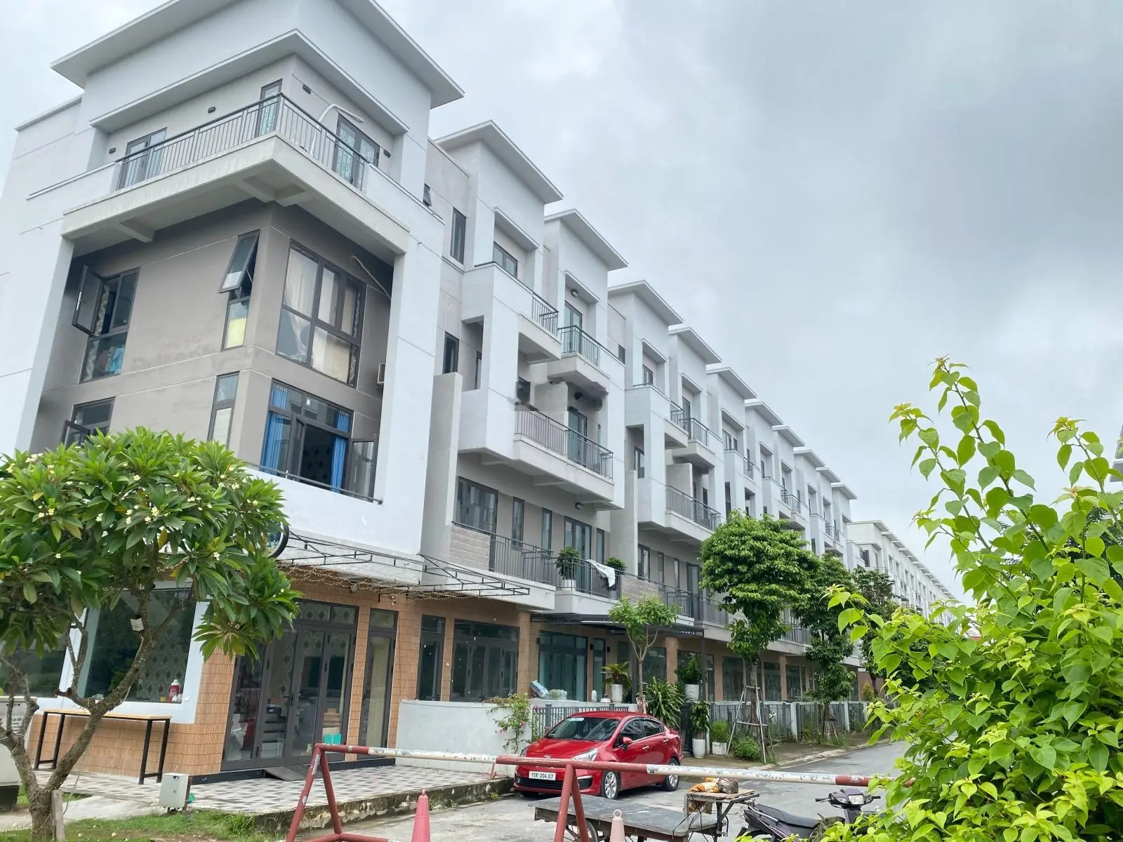 Cần bán gấp nhà phố giá rẻ cạnh Hà Nội