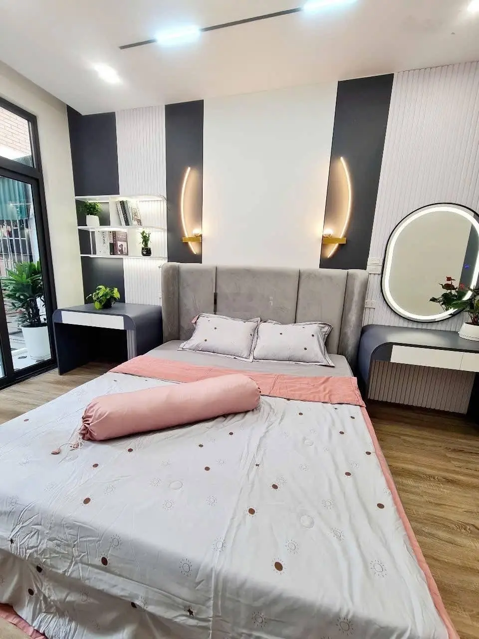 - Siêu phẩm mặt phố Mai Dịch, vỉa hè rộng, kinh doanh đỉnh, ô tô đỗ ngày đêm, 55m2x5T. Chỉ 2x Tỷ