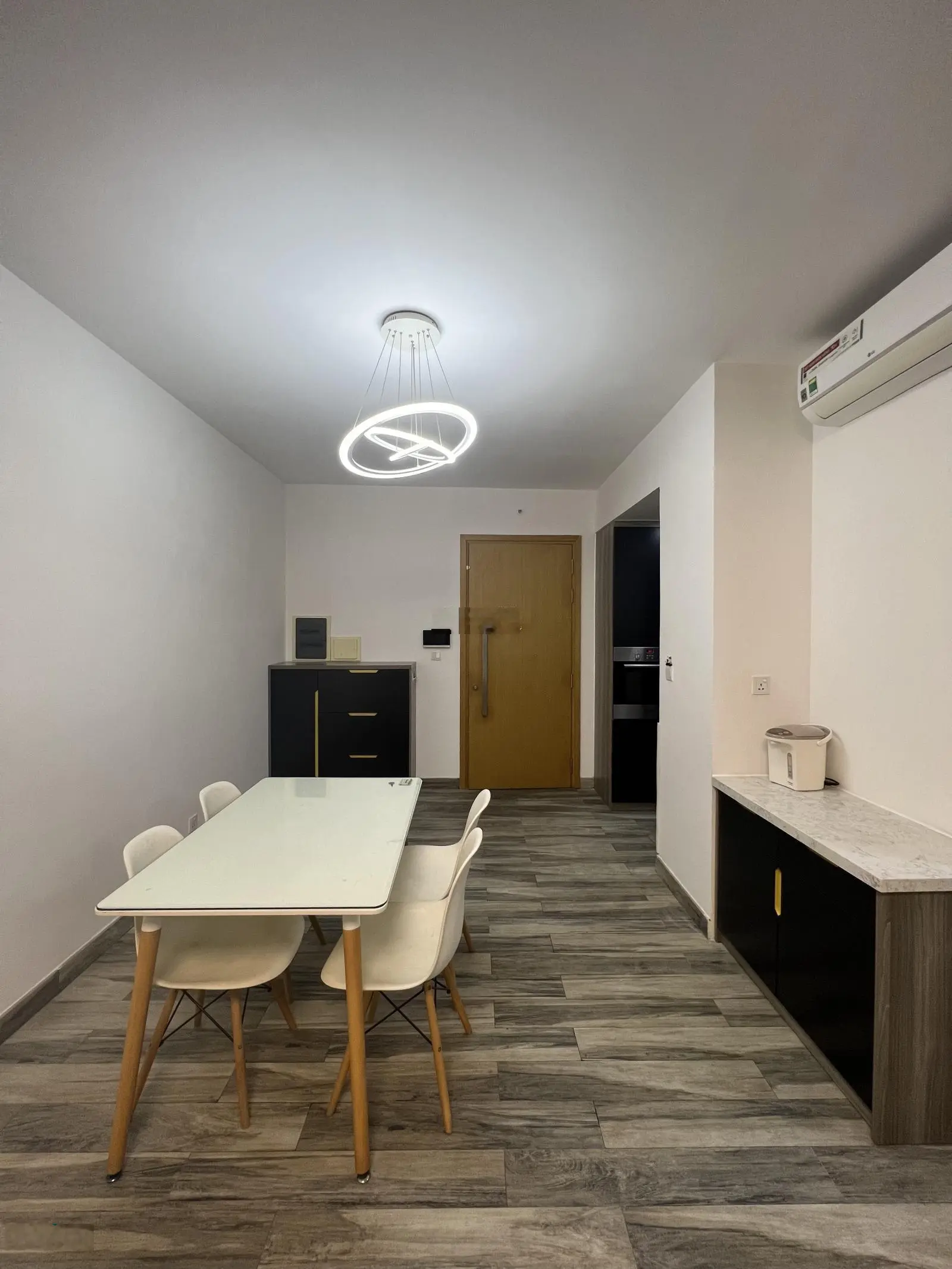 Bán gấp 2PN Vista Verde - DT 83m2 - View thoáng mát chỉ 5.3 tỷ net - Sổ hồng- LH em Ly 0396 702 ***