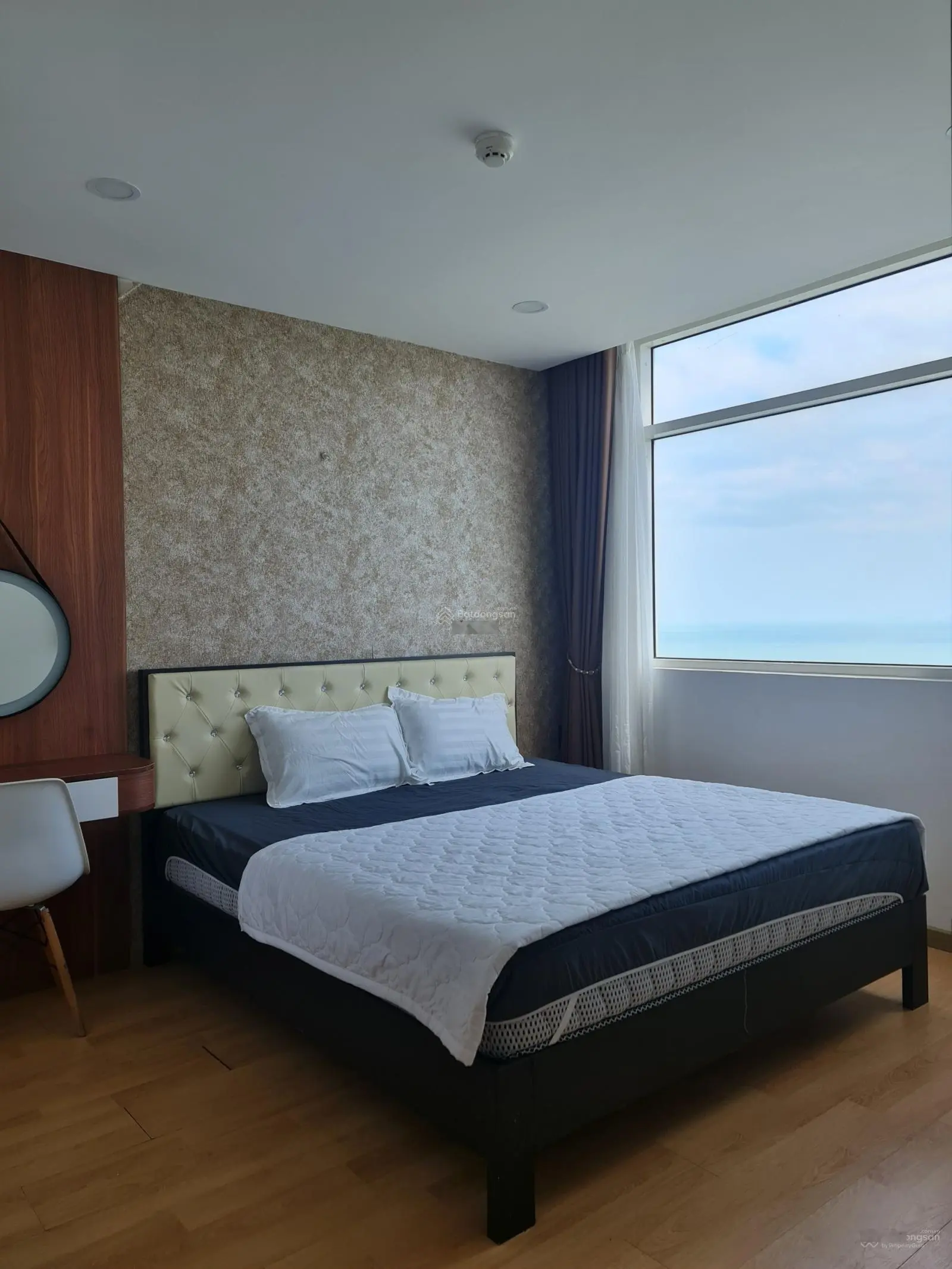 Bán nhanh căn 2 phòng ngủ 68m2 View trực diện biển giá 2,1 tỷ bao hết chi phí sang tên