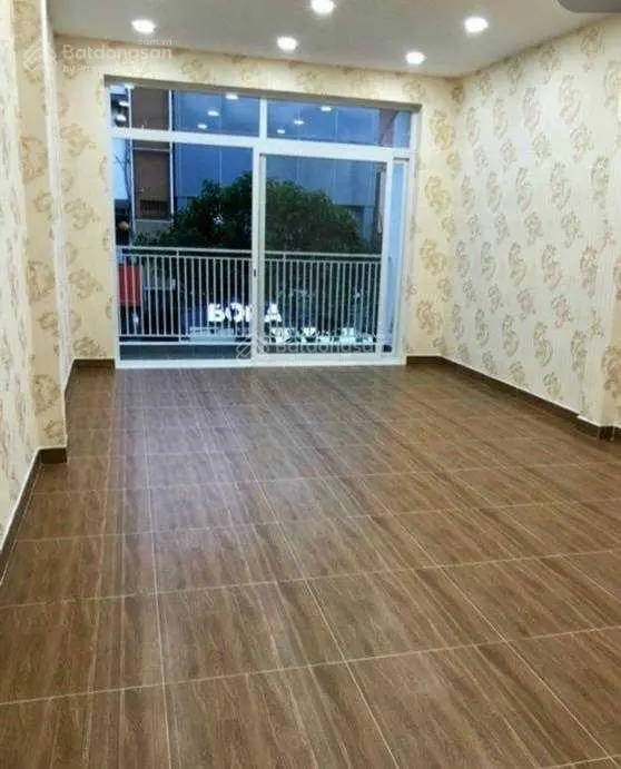 Ngộp bank bán gấp trong ngày, mặt tiền Hồ Văn Huê, 4 tầng, khu sầm uất