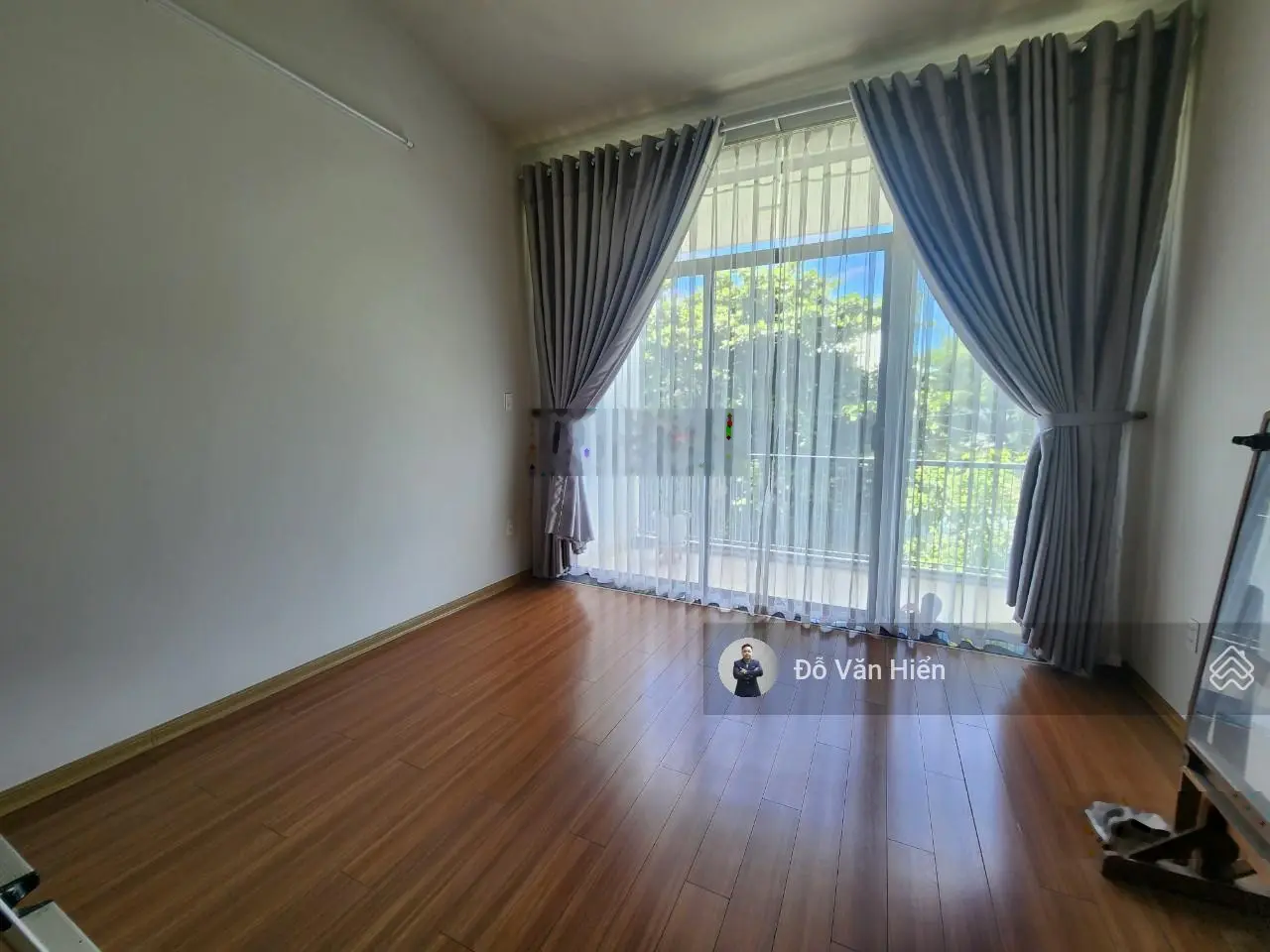Nhà đẹp 2.5 tầng 3 mặt thoáng, mặt tiền 10m, gần cầu Tuyên Sơn, cách biển chỉ 600m