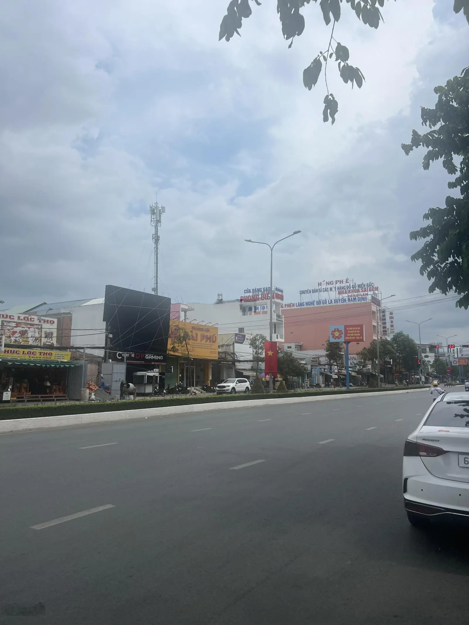 Nhà cấp 4 mặt tiền đường Nguyễn Văn Cừ ngang 4m dài gần 30m nở hậu giá chỉ 15 tỷ . vị trí đẹp