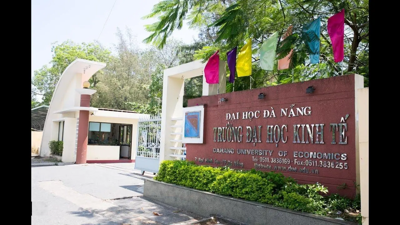 Cần bán nhà mặt phố đối diện đại học Kinh Tế - Đà Nẵng. Gọi 0901 949 *** Tuyết