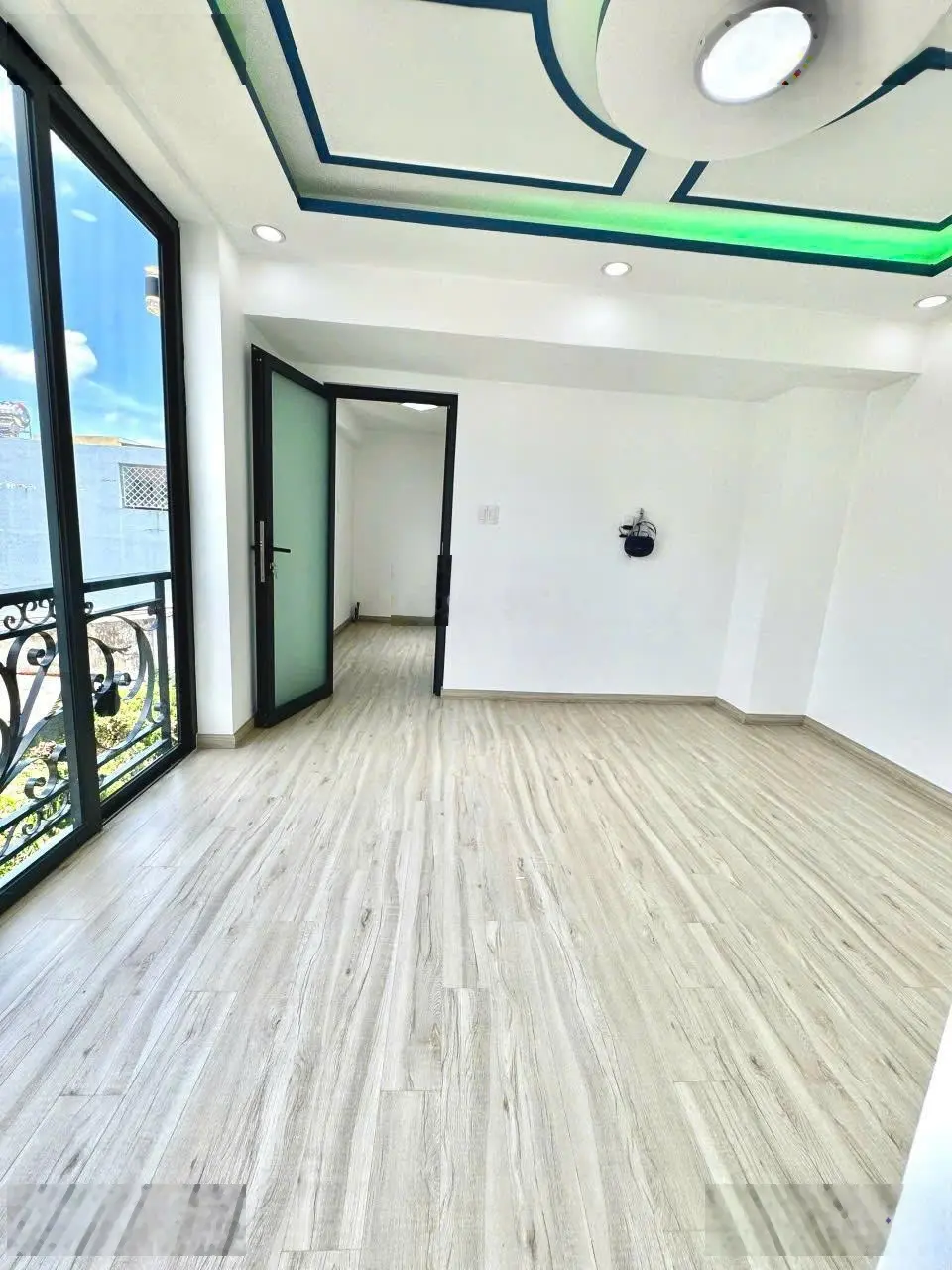 nhà Phú Nhuận siêu vi trí, xe hơi ngủ trong nhà