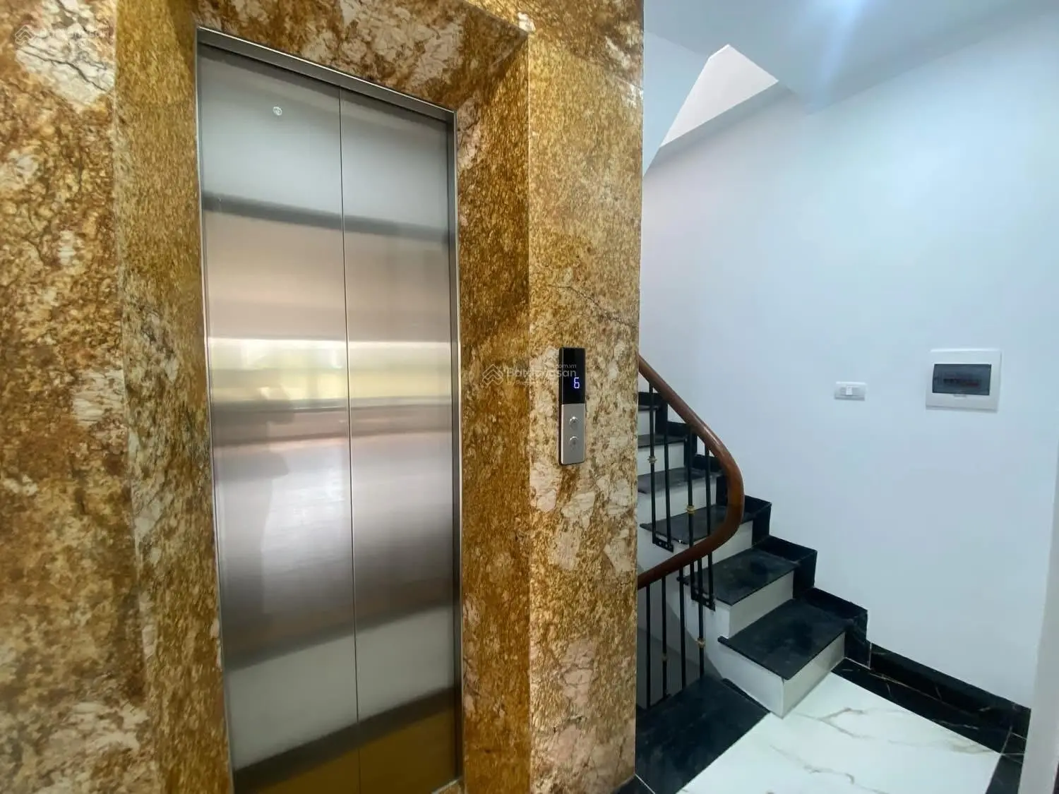 Bán nhà ngõ 444 Đội Cấn: 33m2, 7 tầng, thang máy, cách ô tô tránh 10m, giá 8.58 tỷ(tin thật 100%)