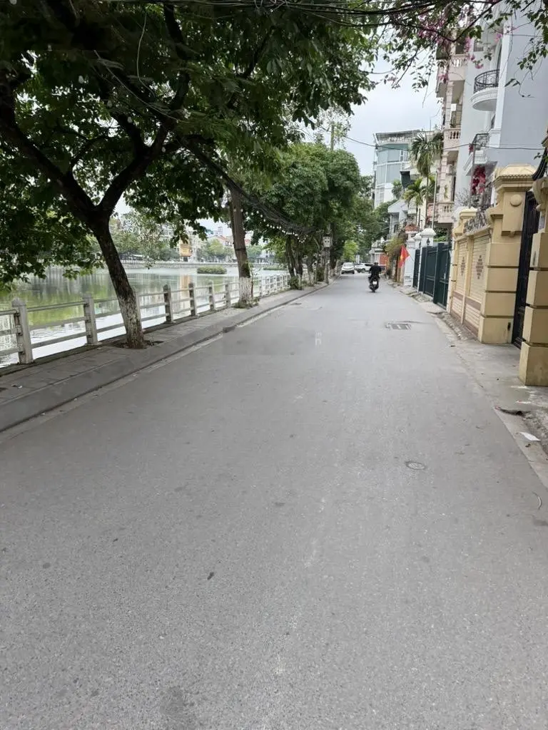 Bán nhà Phố Bồ đề thang máy, Gara oto, Gần Chợ, UBND Phường, Hồ. Chính chủ.