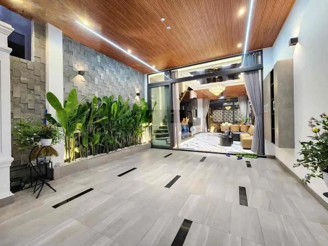 Ngân hàng thanh lý nhà siêu đẹp ngay trục đường Hoàng Thị Loan cách bãi tắm Nguyễn Tất Thành 500m