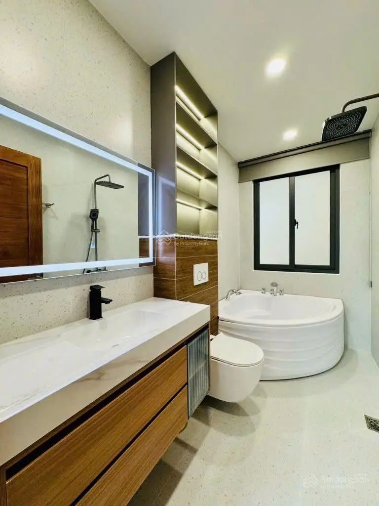 Ngay chợ Bến Thành nhà 30m đường Lê Thánh Tôn, Phường Bến Nghé, Quận 1 TpHCM giá bán 3tỷ100. Hẻm 6m