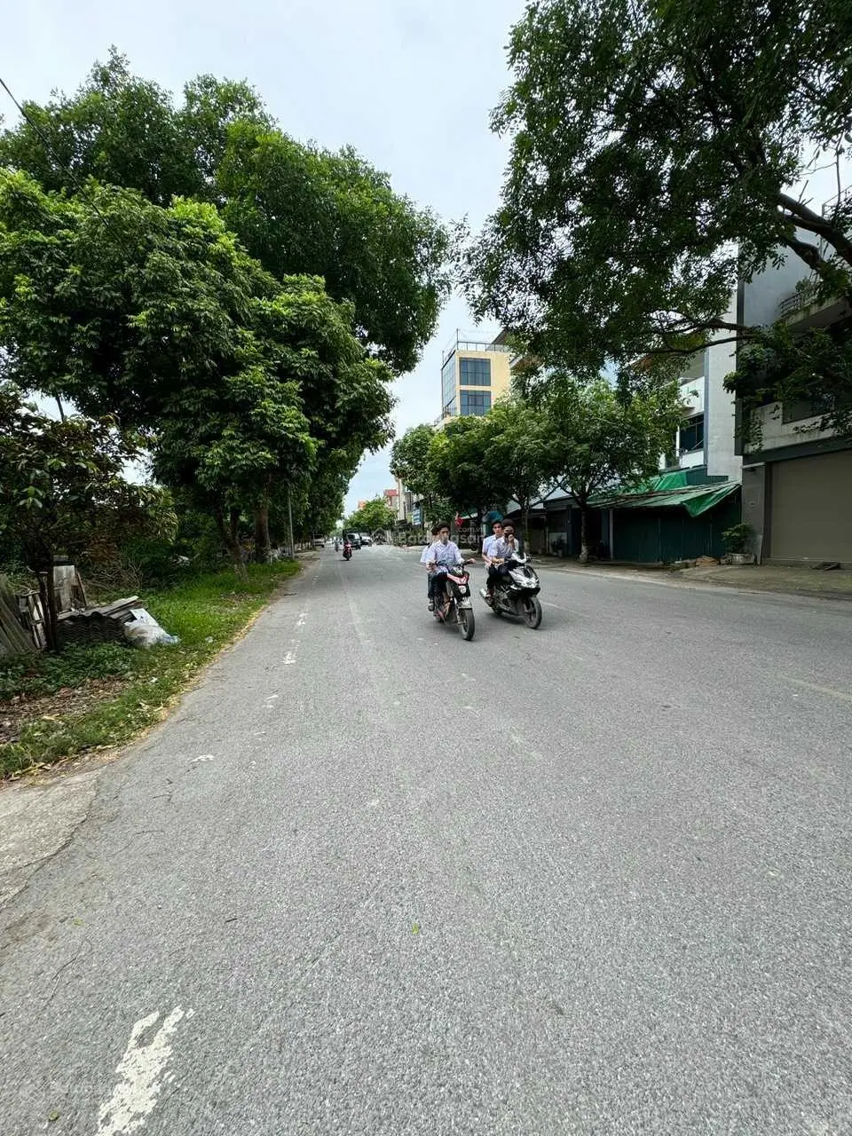 Bán đất tặng nhà 3 tầng mặt đường kinh doanh
