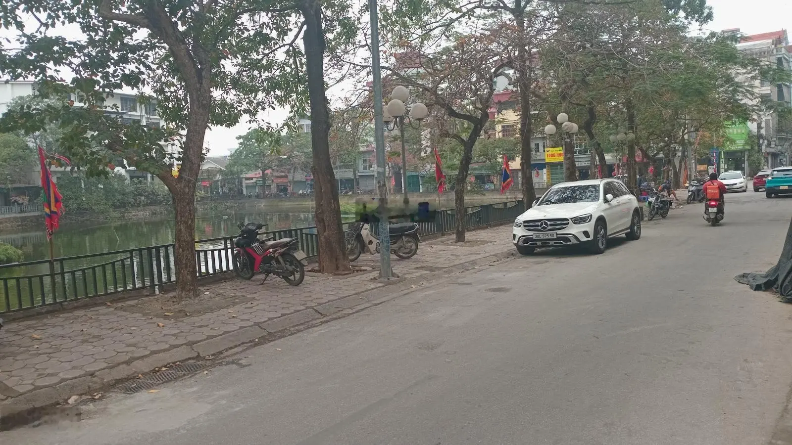 Bán nhà Phố Bồ Đề, nhà đẹp, ô tô, cạnh hồ, anh ninh tốt 35m x 5 tầng, giá chào 10,1 tỷ
