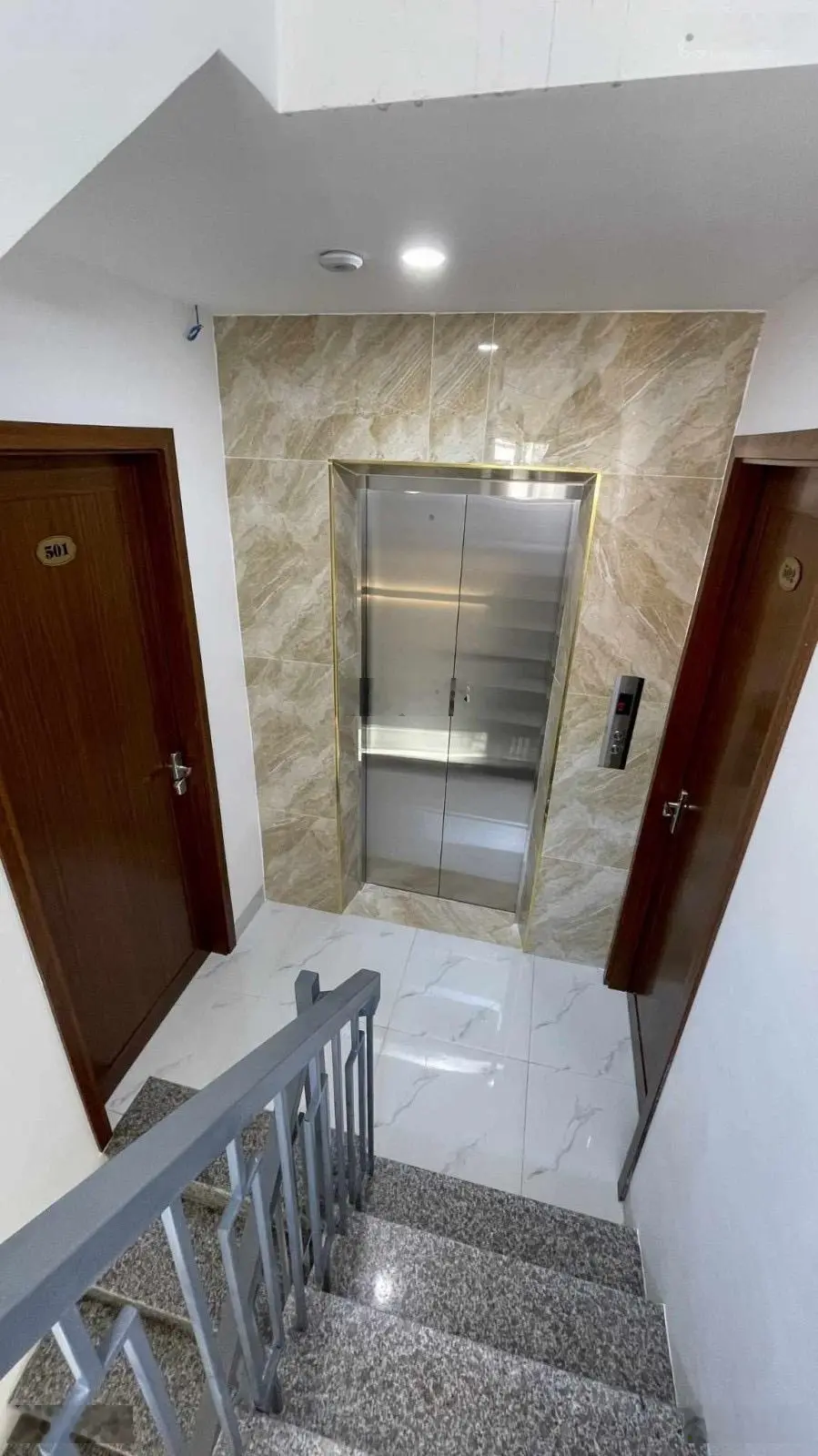 LÔ GÓC - DÒNG TIỀN 50TR/THÁNG - THANG MÁY - 10 PHÒNG KHÉP KÍN - 5M RA OTO TRÁNH