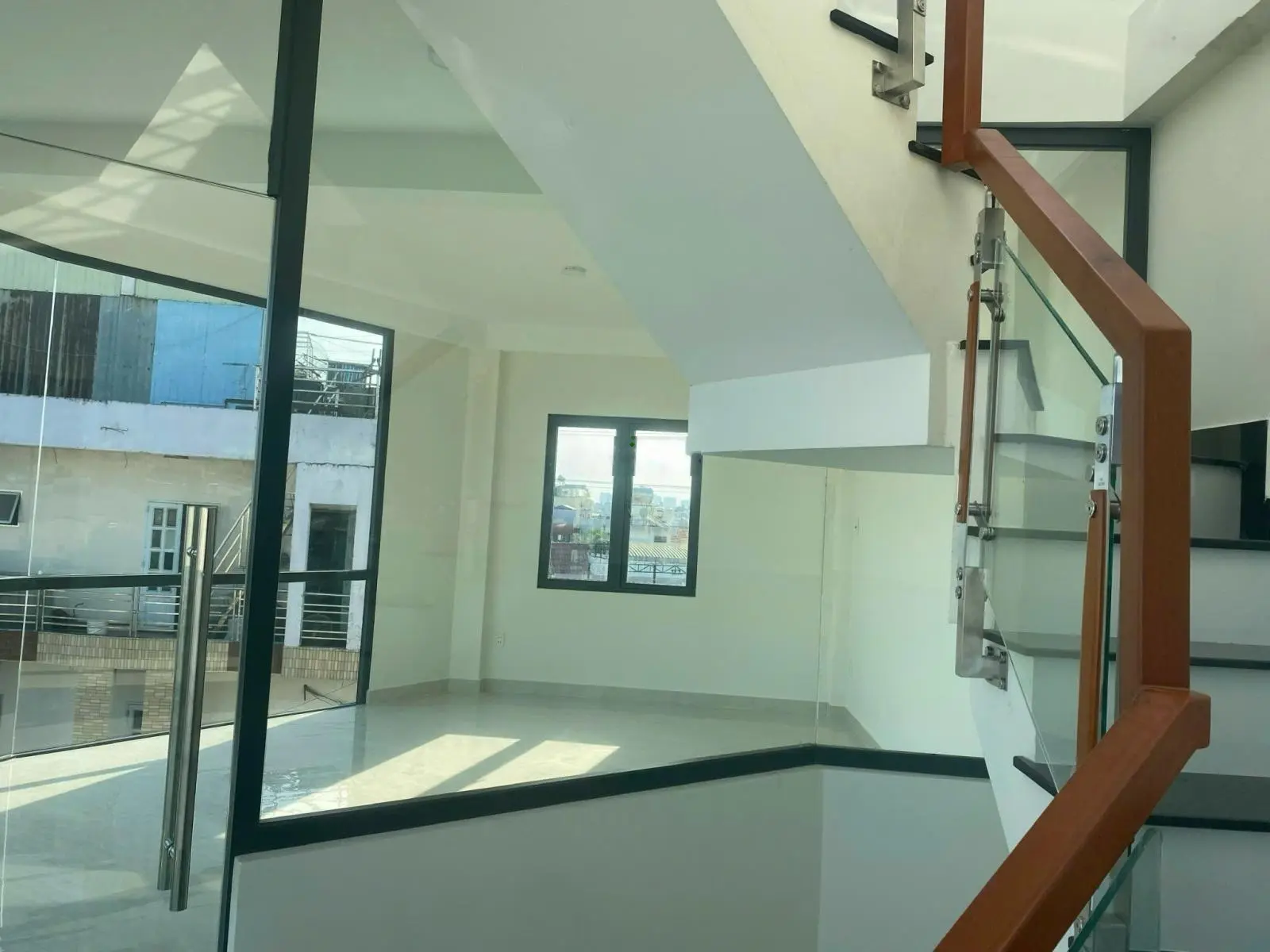 Bán căn góc 2 mặt tiền đường Phạm Văn Đồng, Gò Vấp, DT 9x12m. 5 tầng. HĐT 32tr/ tháng. Giá 12.8 tỷ