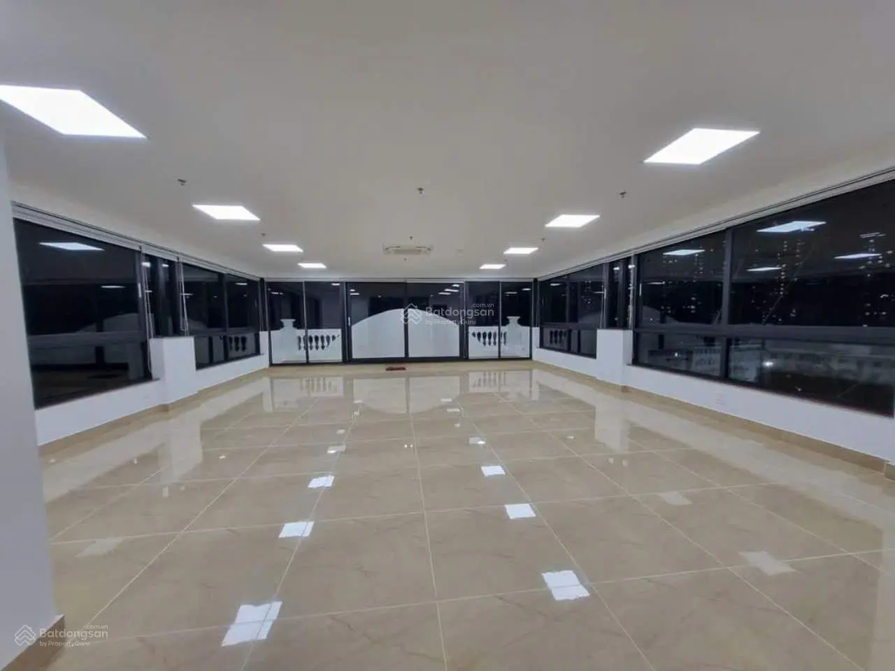Siêu vip, bán tòa nhà mặt phố Quận Cầu Giấy, 300m2, 9 tầng, thang máy, mới xây, dòng tiền