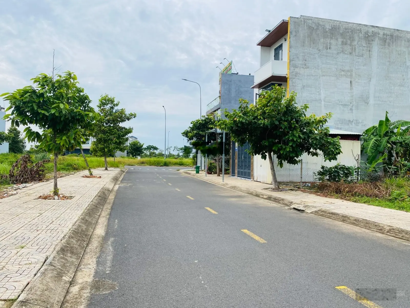 Lô đất 2 mặt tiền đừơng lớn 21m khu 4,5 Long Hưng City cần bán gấp 31tr/m2