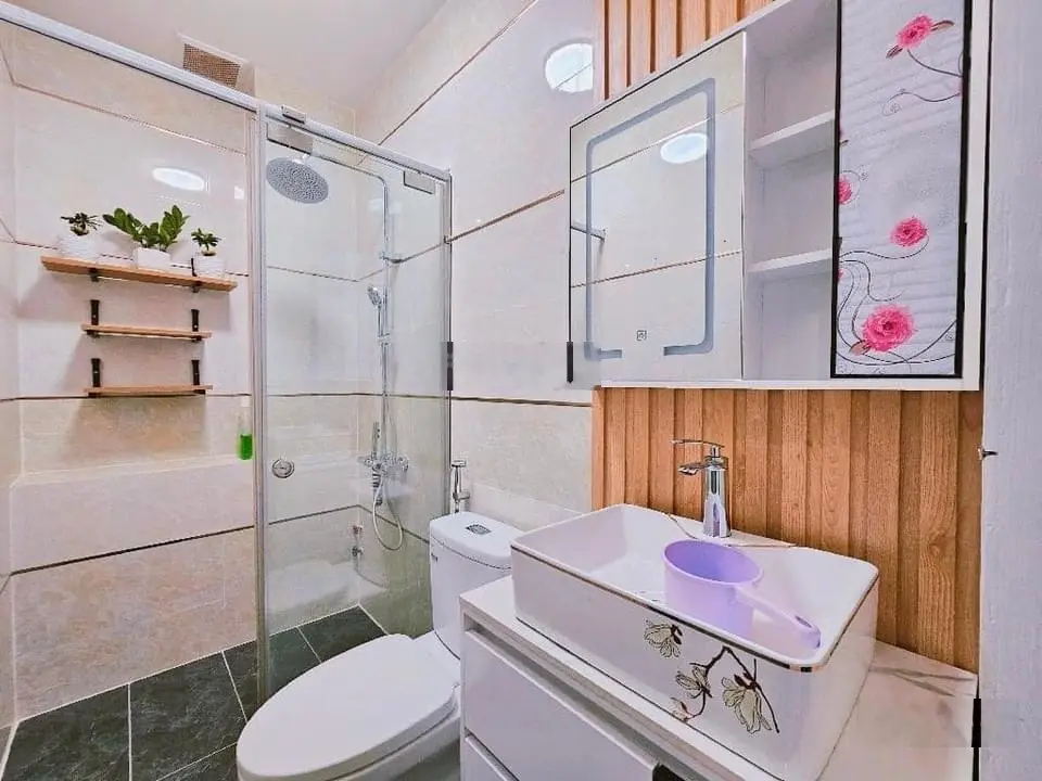 Đi nước ngoài định cư bán gấp nhà ở đường Bạch Vân, phường 5, quận 5, giá 2 tỷ 750 triệu