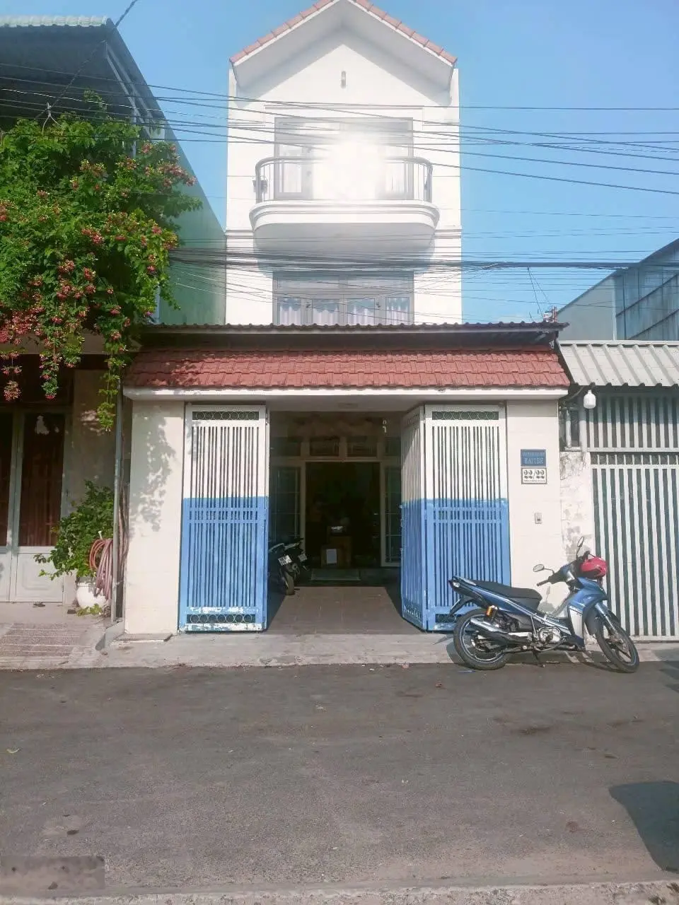 Bán nhà 1 trệt 2 lầu ngay cụm trường học trung tâm tp. Dĩ An