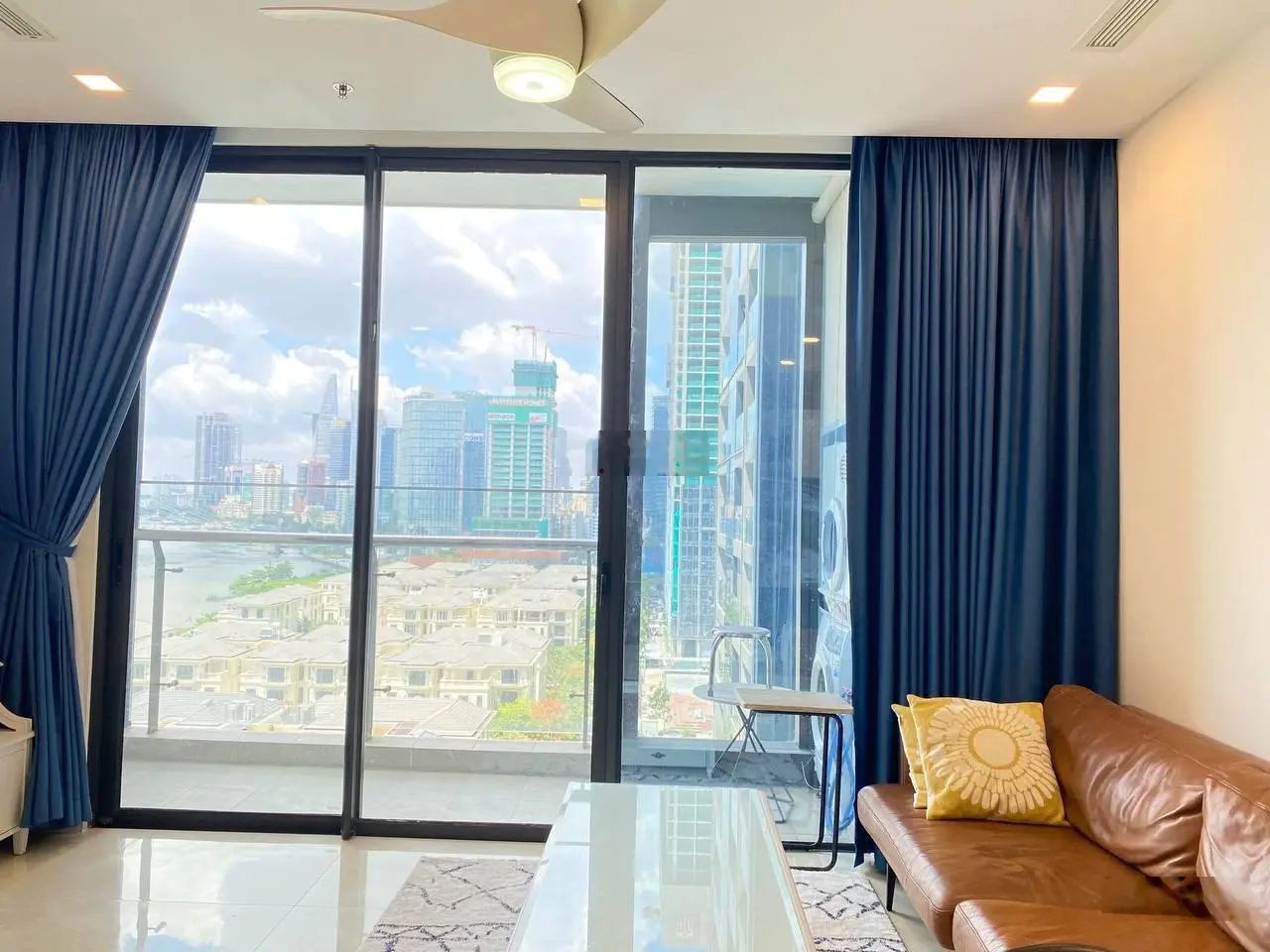 Sang sổ liền tay cần bán nhanh căn hộ Vinhomes Golden River 2PN 9,8 tỷ 79m2