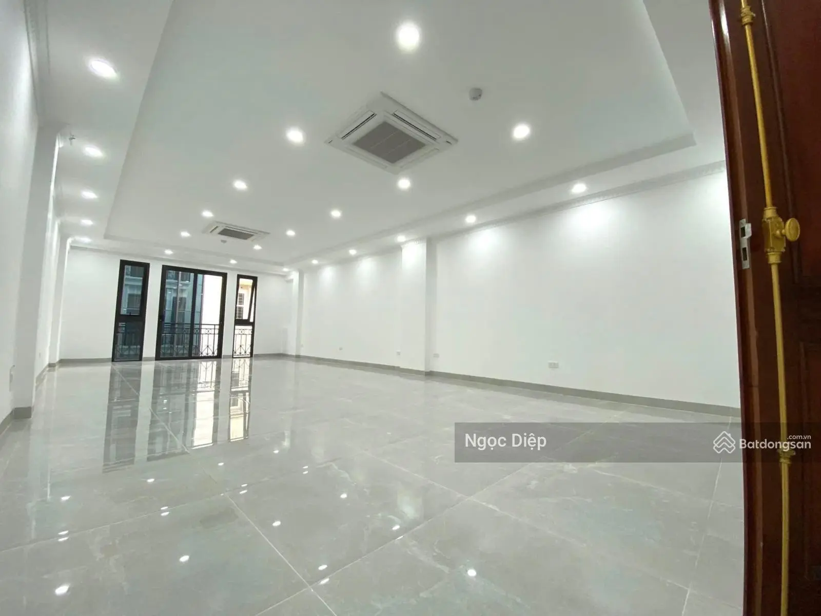 Bán tòa văn phòng phố Trung Kính Cầu Giấy - 1 tầng hầm 6tầng nổi. DT 70m2 giá 33.5tỷ 0945 453 ***