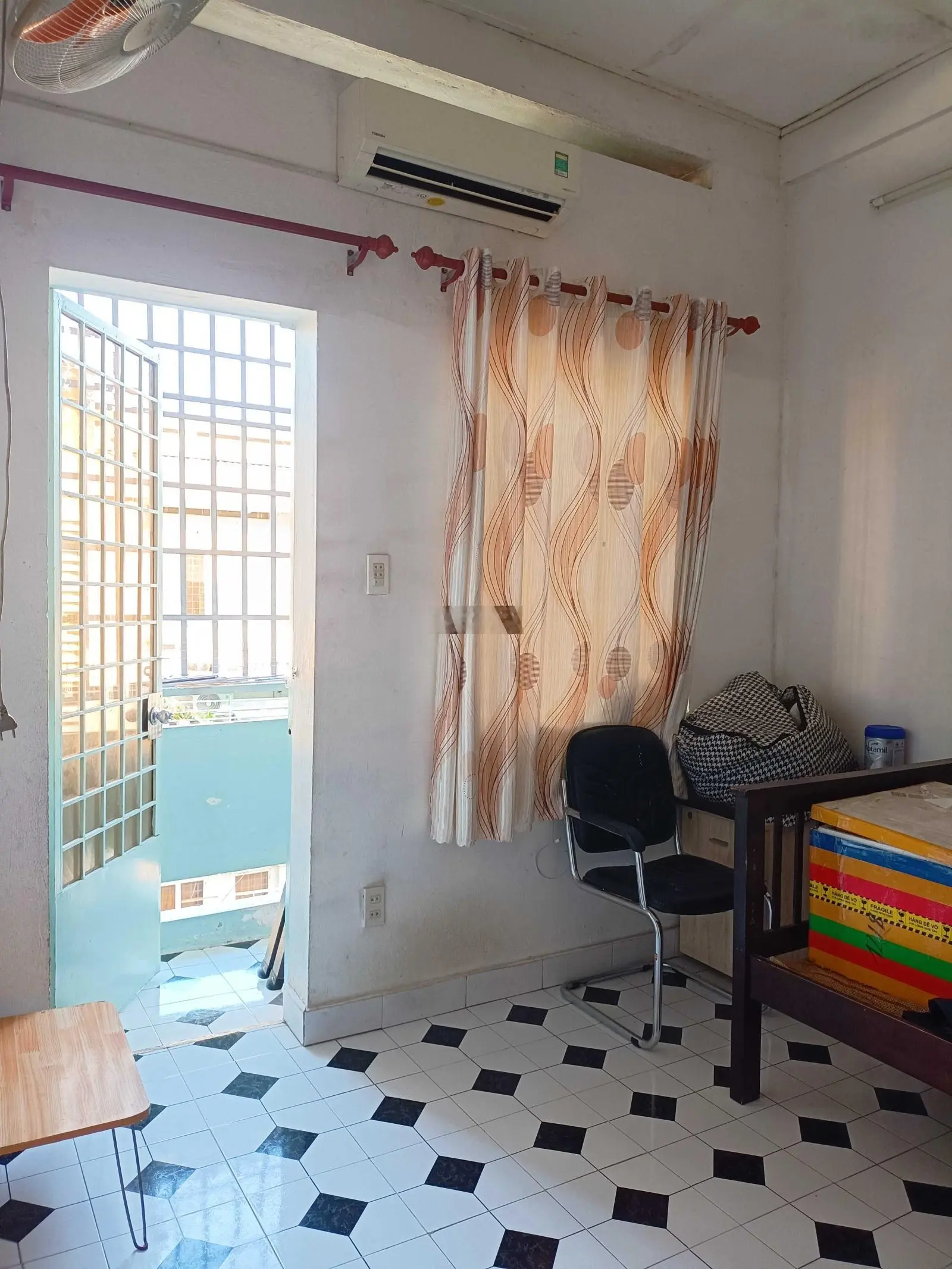 Cần bán căn hộ chung cư Hà Kiều Lô D, lầu 1 căn góc 2 mặt DT 50 m2, có 2 phòng ngủ View góc
