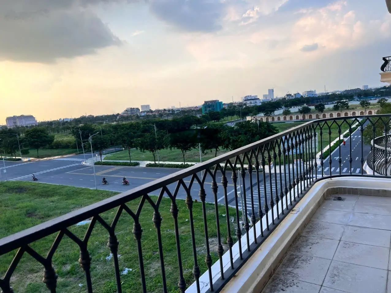 Siêu phẩm căn góc đối diện trung tâm thương mại - Mặt tiền nhà rộng 10m - 13x20m - Pháp lý sổ hồng