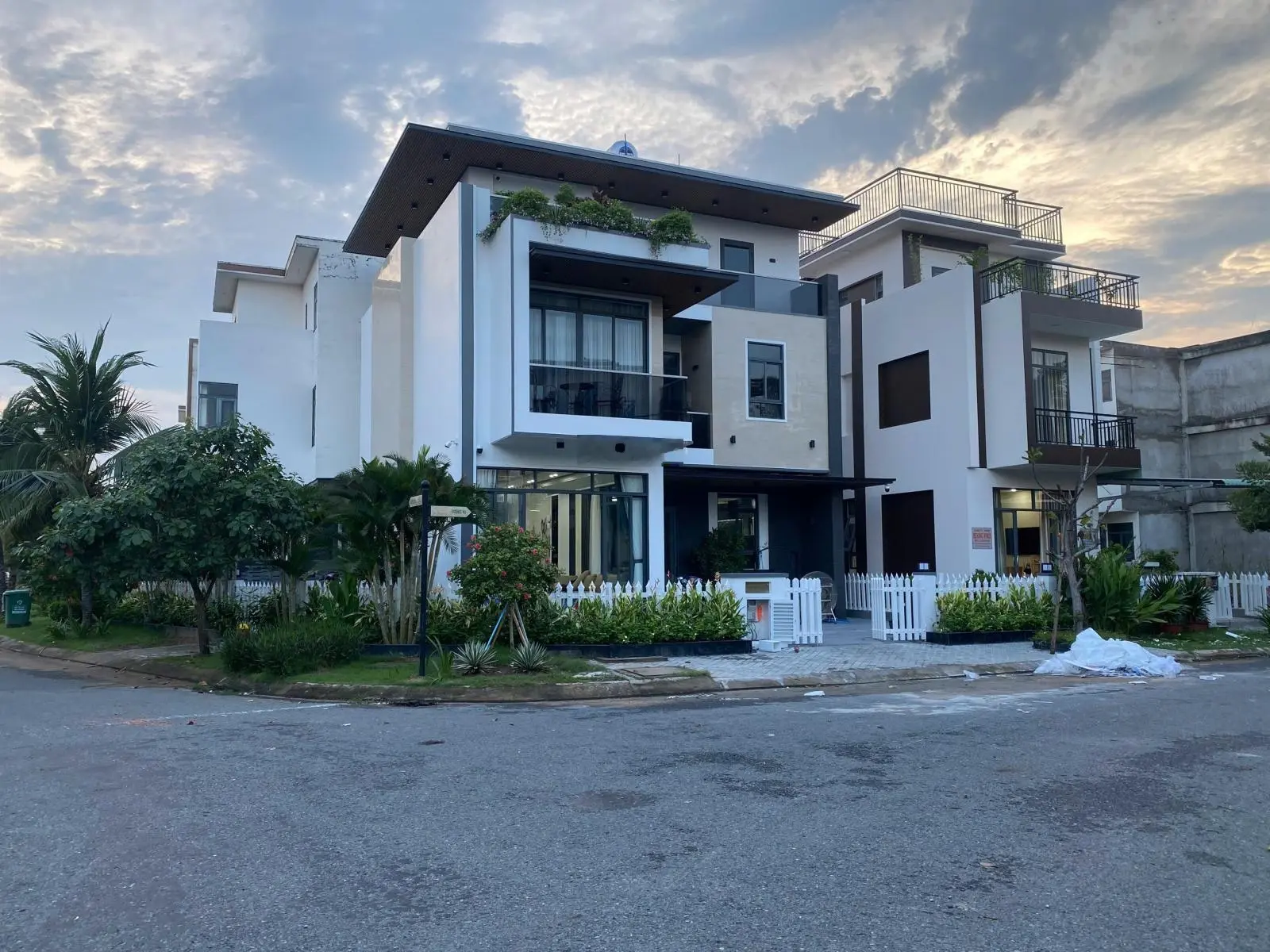 Chính chủ bán căn gốc biệt thự 2 mặt tiền view sông 163m2 giá 2 tỷ 9 công chứng sang tên