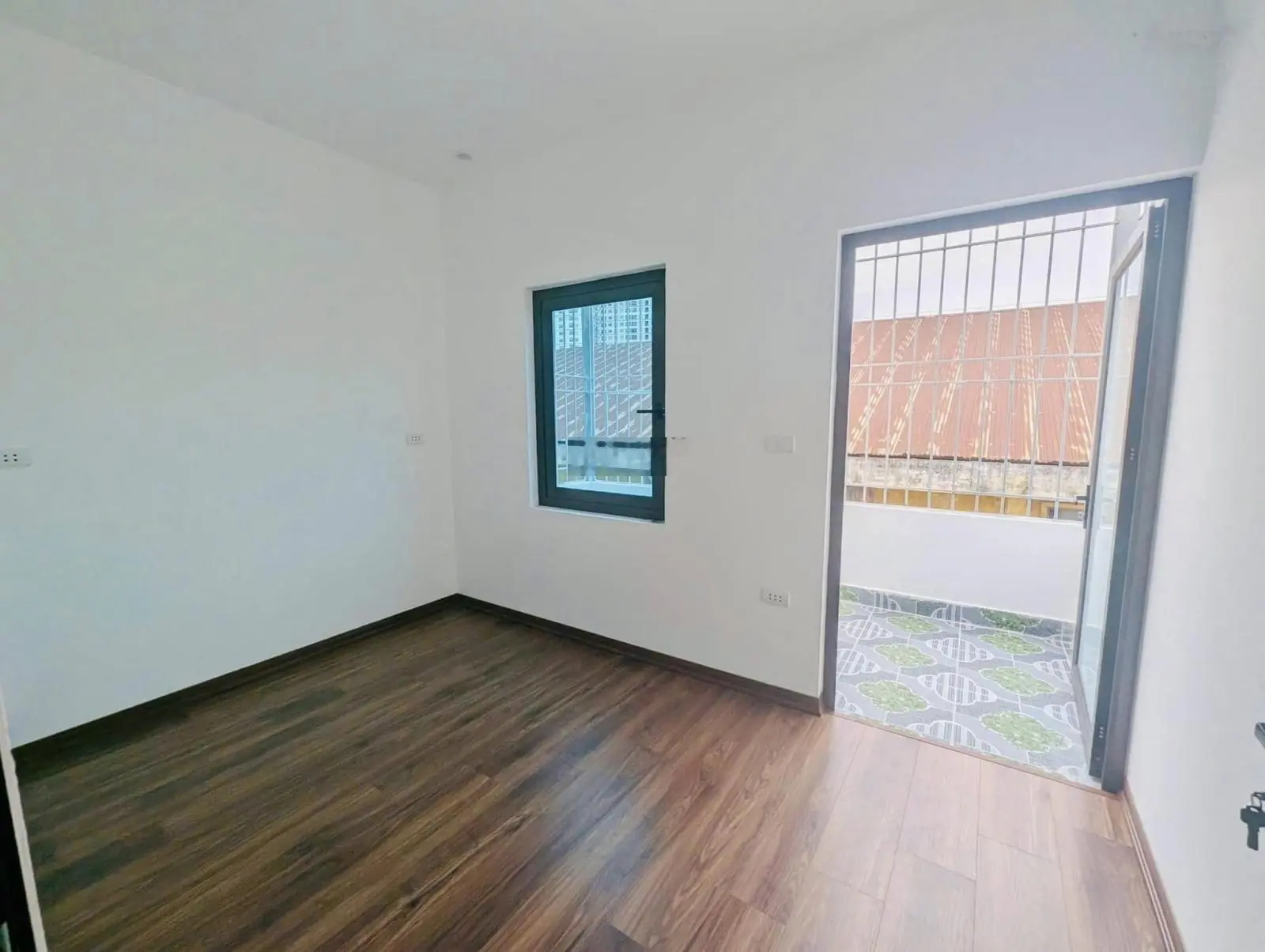 6.9 tỷ - 30m2 - lô góc 2 thoáng mặt tiền rộng - Lạc Trung - gần phố - HBT