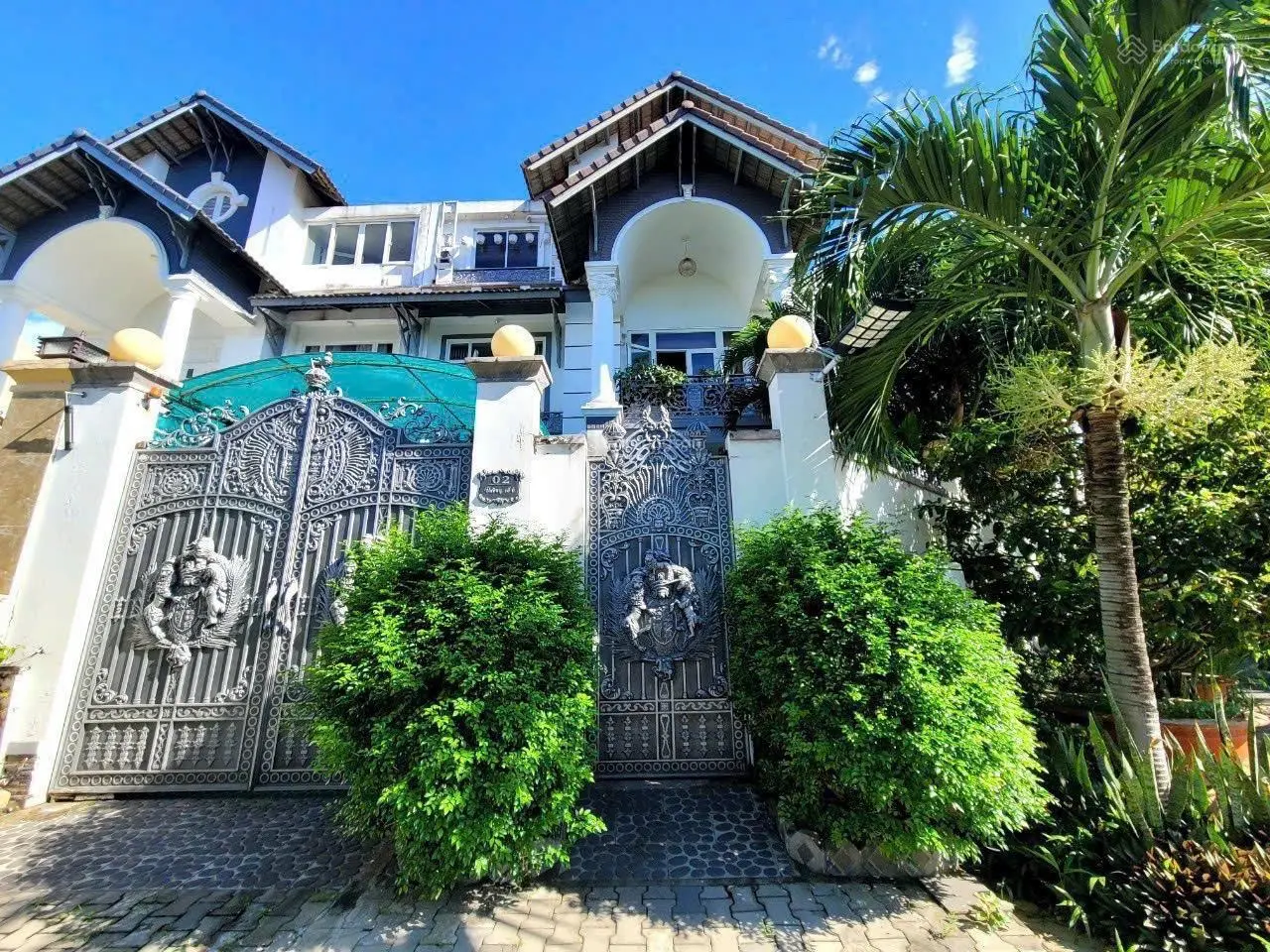 Biệt thự góc 2 mặt tiền view thoáng mát ngay cạnh công viên lớn DT 230m2 giá bán nhanh chỉ 38 tỷ