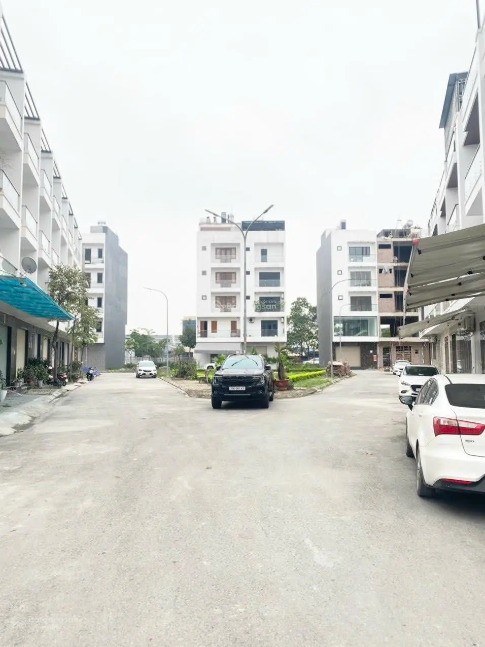 Bán nhà 50,4m2 đối diện công viên giá chỉ hơn 3 tỷ liên hệ e Nguyên 0357 864 ***