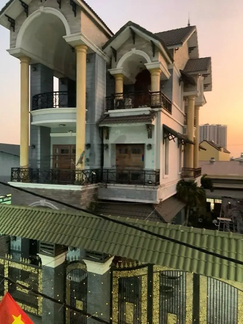 Chính chủ bán biệt thự Châu Âu 2 mặt tiền trung tâm tp. Dĩ An