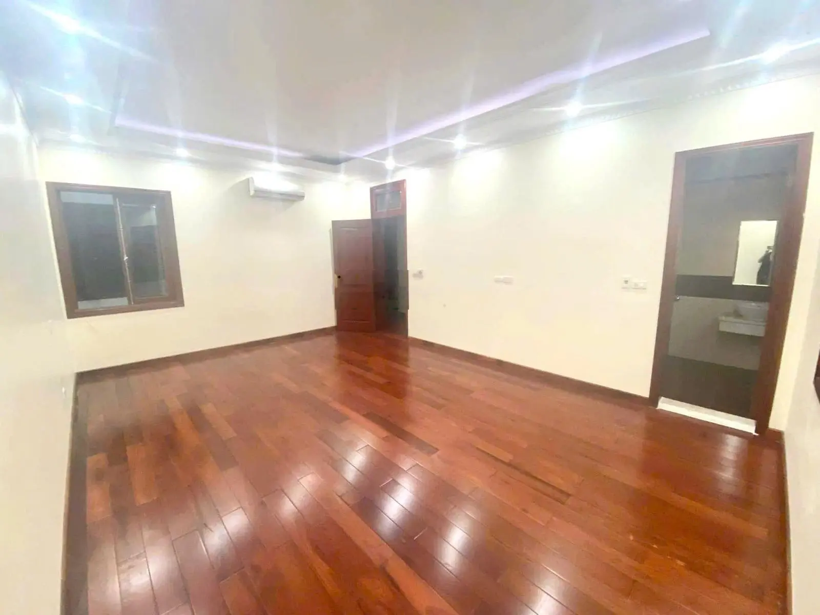 Bán nhà Ô Cách, Ngô Gia Tự, DT 130m, MT 8m, thang máy, ô tô tránh, kinh doanh, 21.5 tỷ