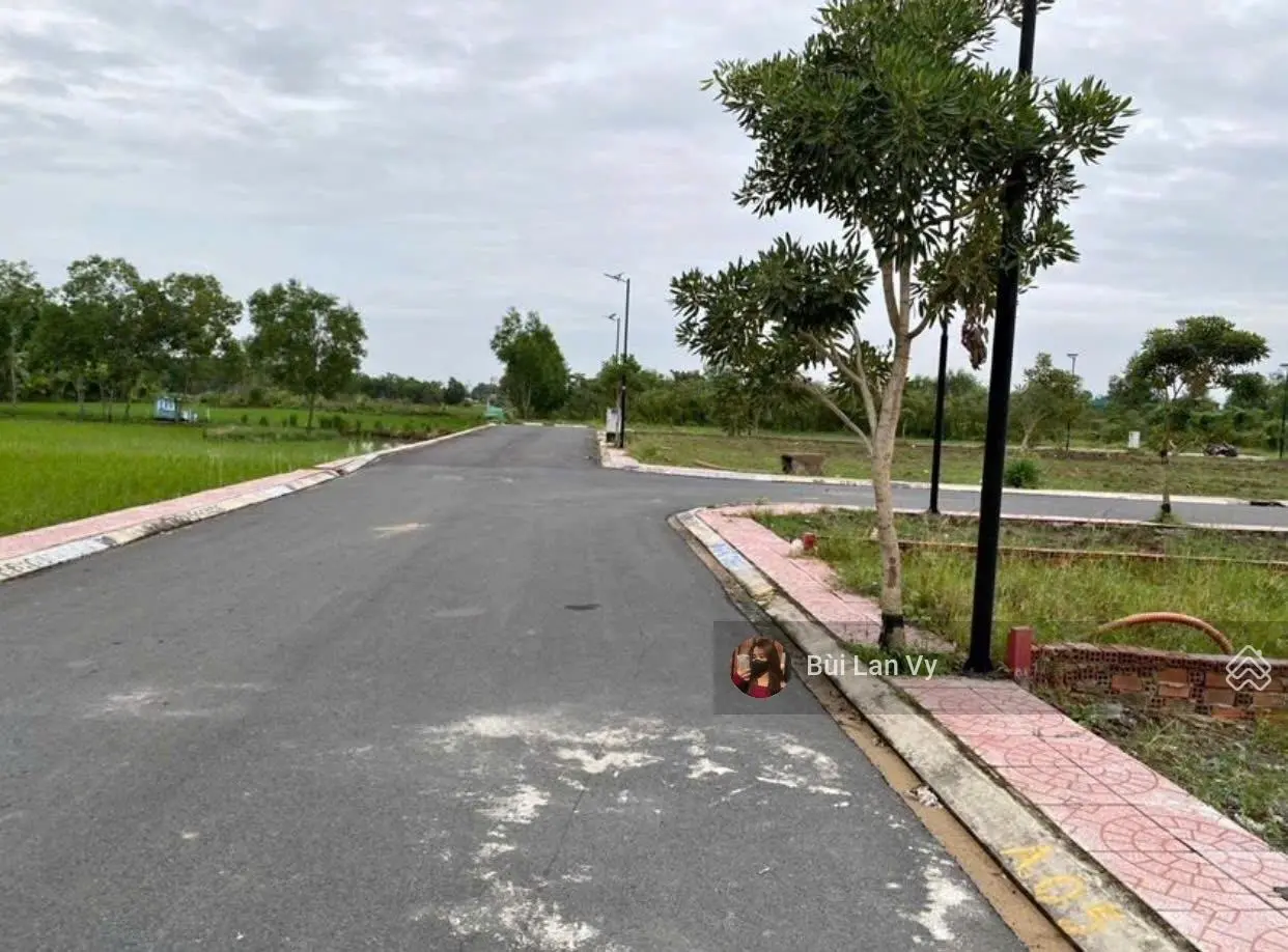 Bán ngộp Lô đất MT, Đ. Nguyễn Thị Định, Xã Phú Hưng, Bến Tre . Diện tích : 112m2/319 triệu.