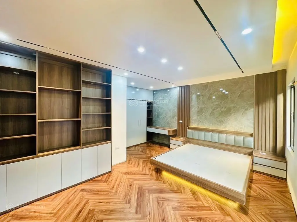 Tôn đức thắng_1 bước ra mặt phố_dân xây chắc chắn_thang máy_ở và kinh doanh dt:50m_mt:6,9_13,4 tỷ
