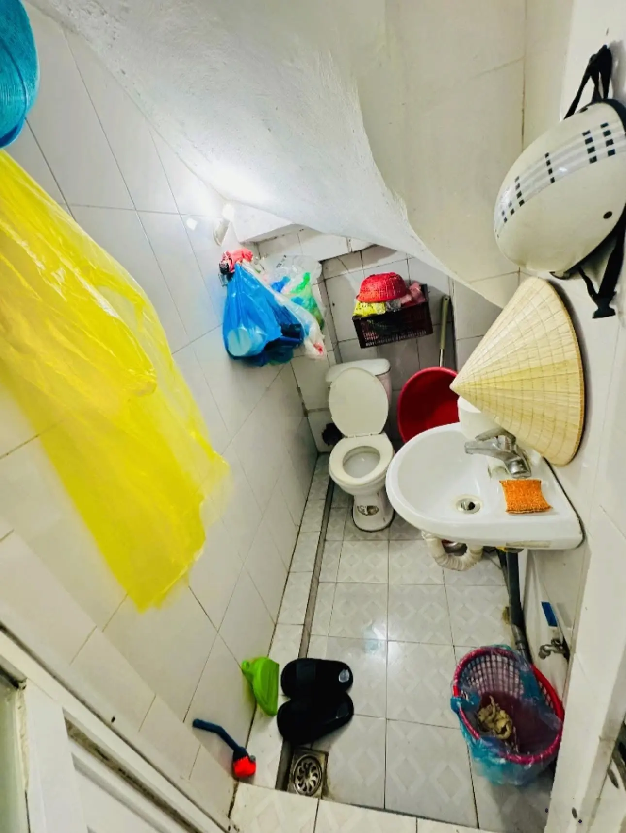 Chủ nhà cần bán gấp! Bán nhà Cầu Giấy, gần phố, ngõ ba gác, 35m2*4T, chào 5,7 tỷ có thương lượng