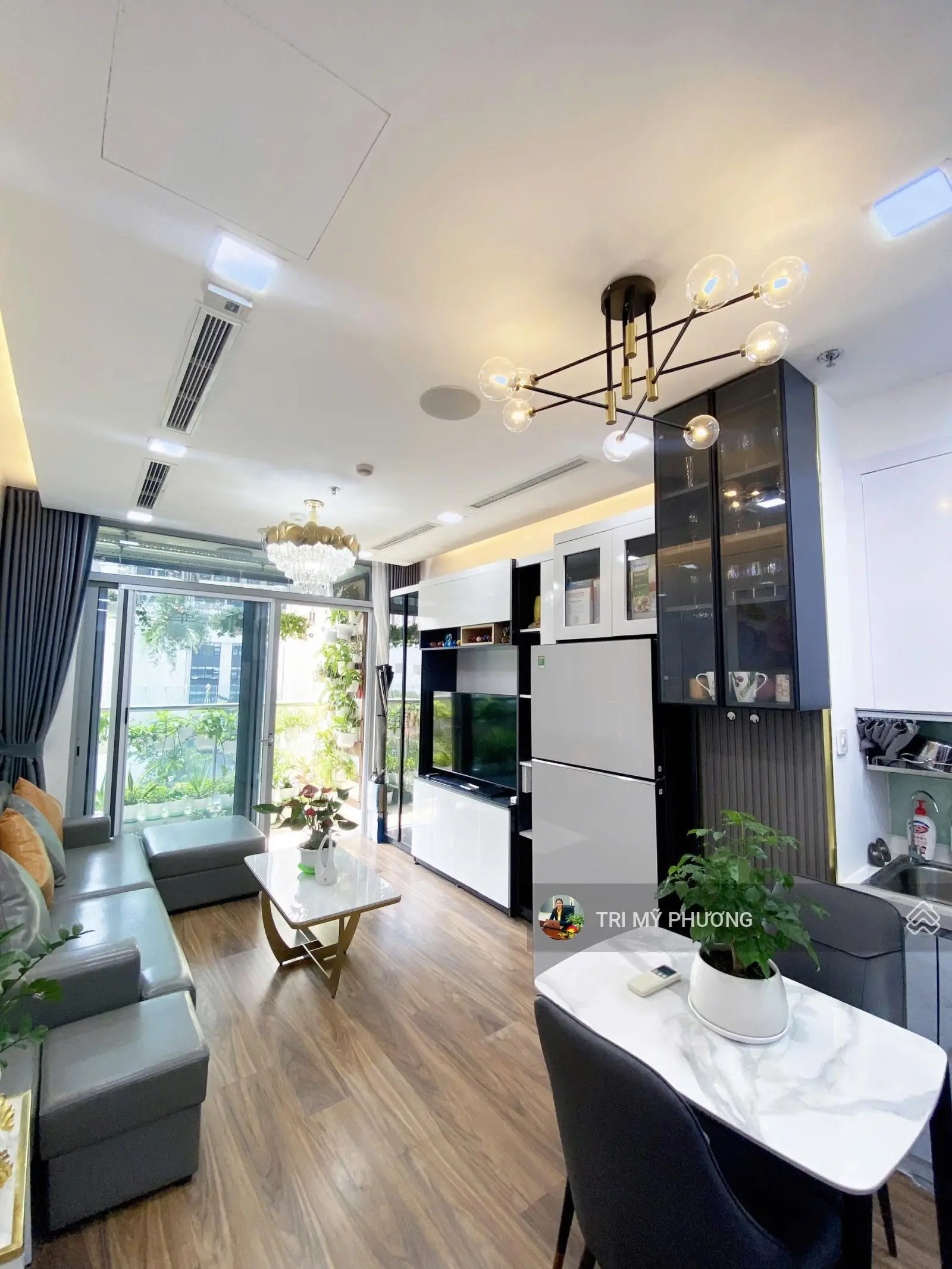 HÀNG HOT!Đã có sổ hồng riêng, bán nhanh căn hộ 1PN, full nội thất, Vinhome Central Park, vào ở ngay