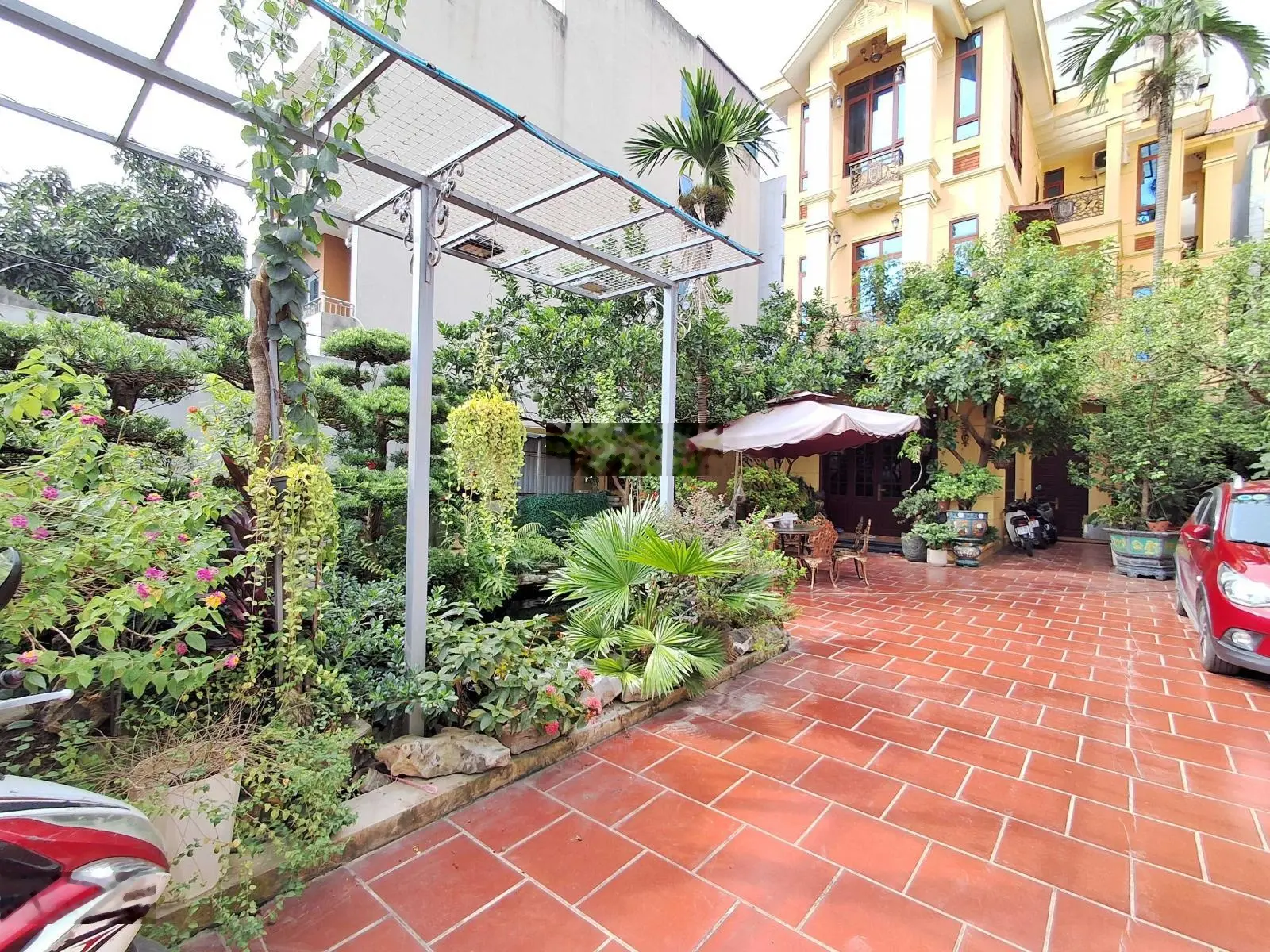 Cần bán nhanh biệt thự sân vườn tại Cổ Linh, Long Biên. Ô tô tránh, kinh doanh. DT 327m x10m. 42 tỷ