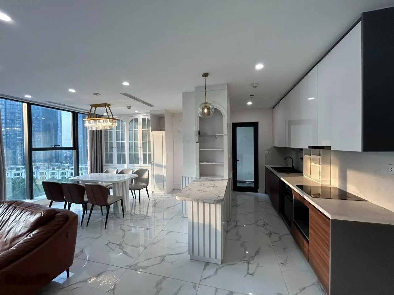 Cần bán Sunshine City, 98m2 sửa đẹp 2PN, 2WC, 2 logia, có sổ giá tốt 6.8 tỷ. LH 0966 286 ***