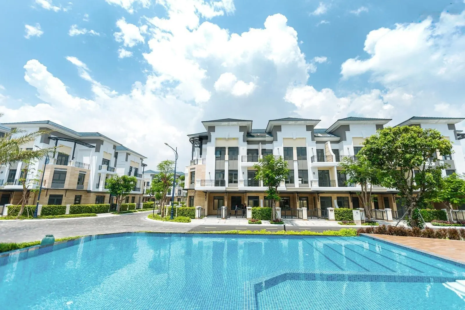 Bán nhà mặt tiền đường 20m - Đối diện công viên Verosa Khang Điền 0966 514 ***